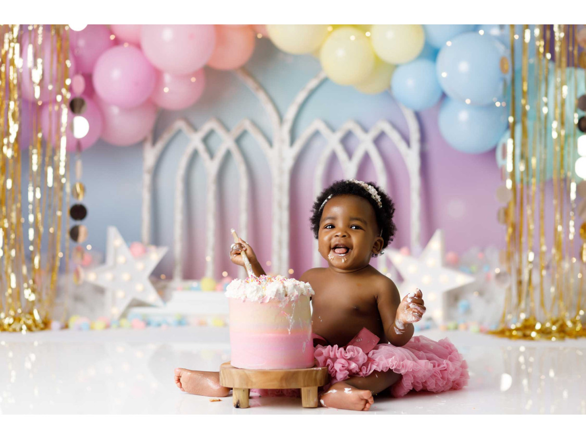 Baby & cake smash photo backdrop Pastela – pastel balloons with white windows and gold curtains | Colors&Drops