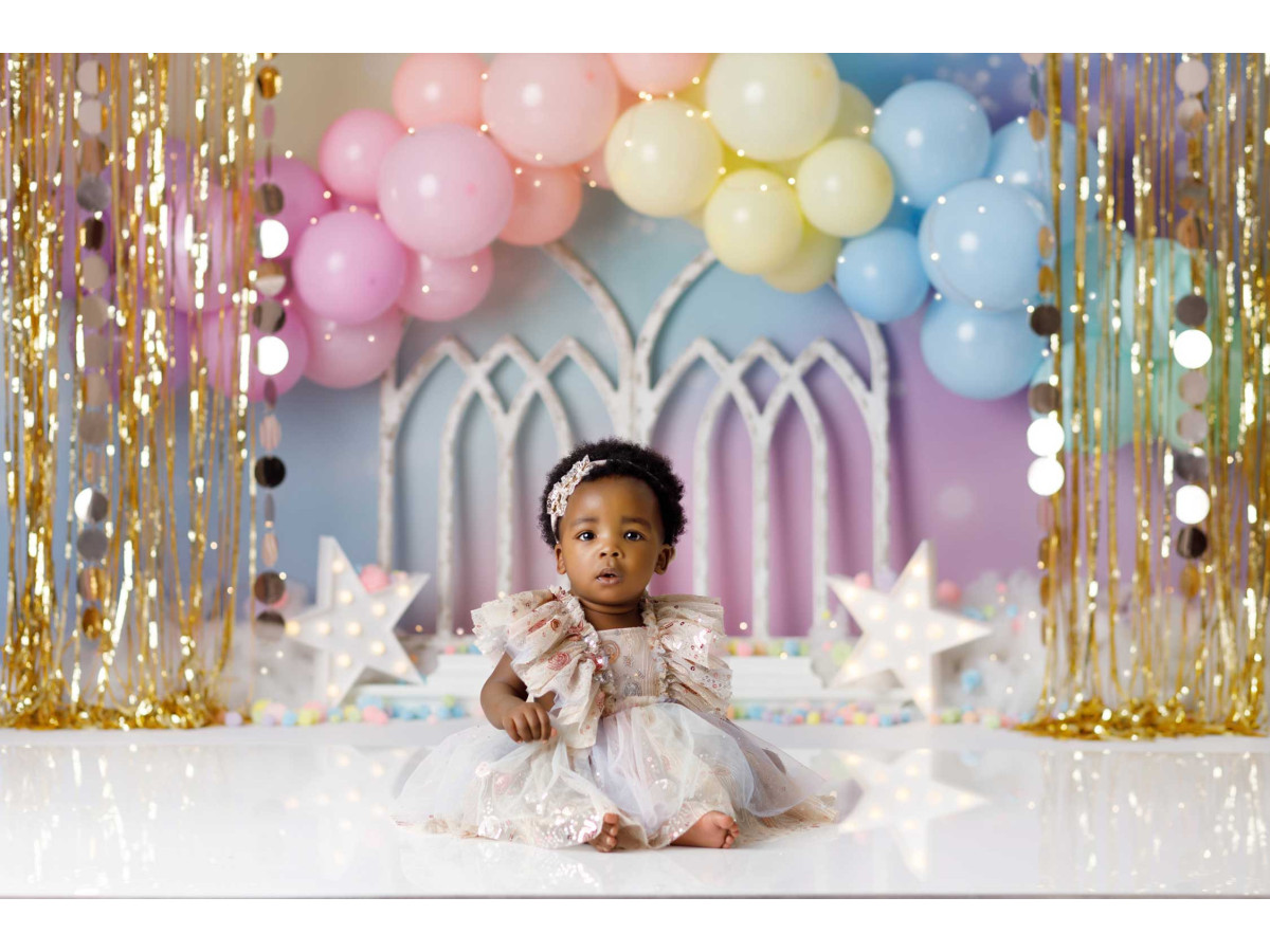Baby & cake smash photo backdrop Pastela – pastel balloons with white windows and gold curtains | Colors&Drops
