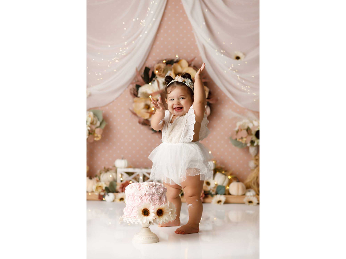 Fond photo bébé et smash cake Heavenly – mur rose avec rideaux, couronne fleurie et banc | Colors&Drops
