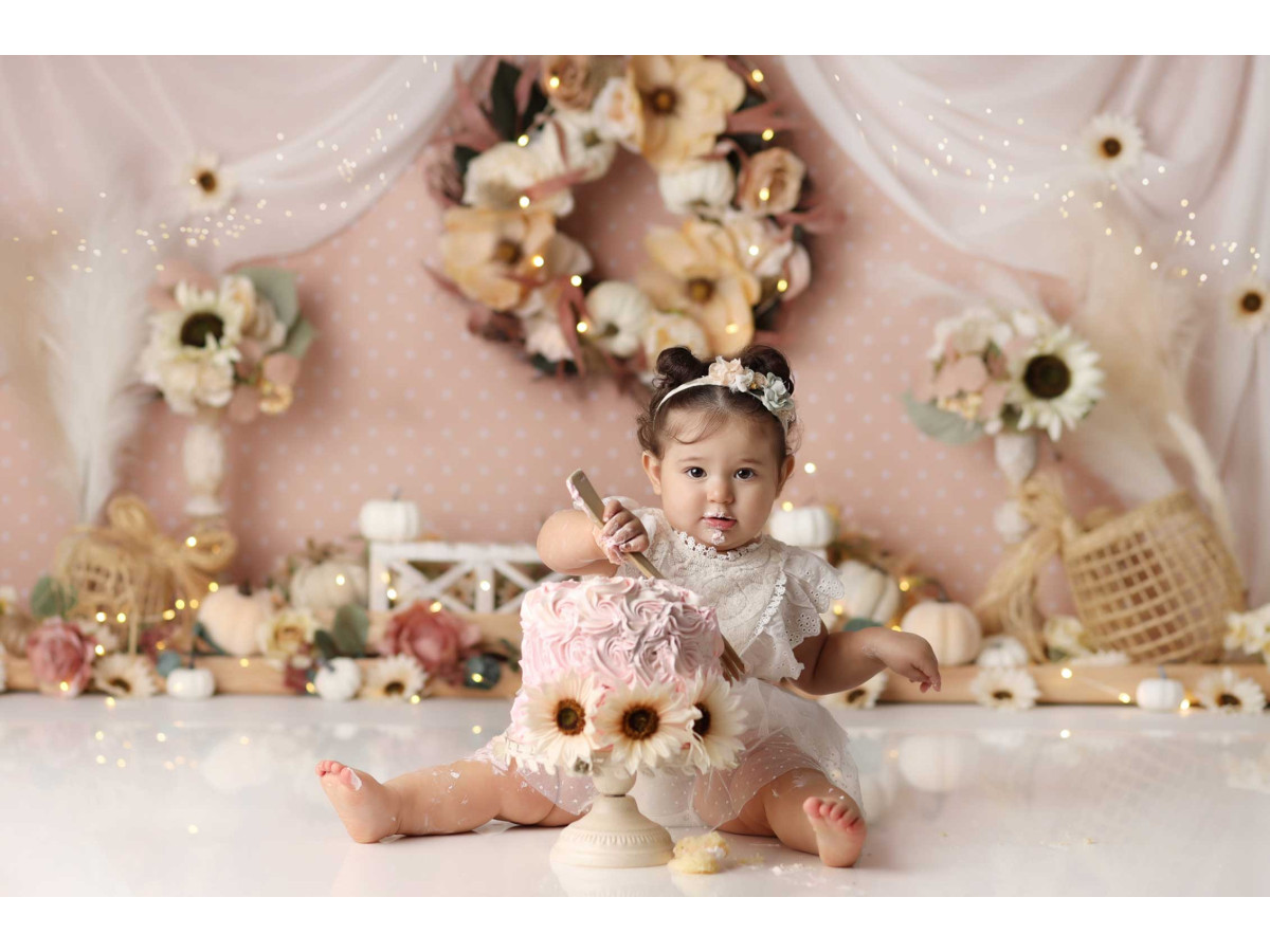 Fond photo bébé et smash cake Heavenly – mur rose avec rideaux, couronne fleurie et banc | Colors&Drops