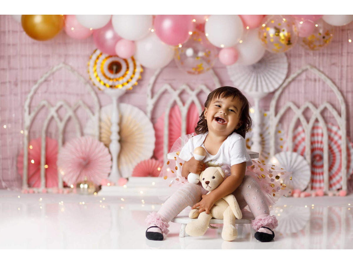 Baby & cake smash photo backdrop Princess Ballon – pink and white balloons with windows and paper fans | Colors&Drops