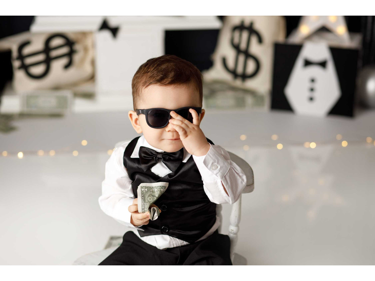 Fond photo bébé et smash cake Bond – ballons noirs et argent avec sacs de dollars | Colors&Drops