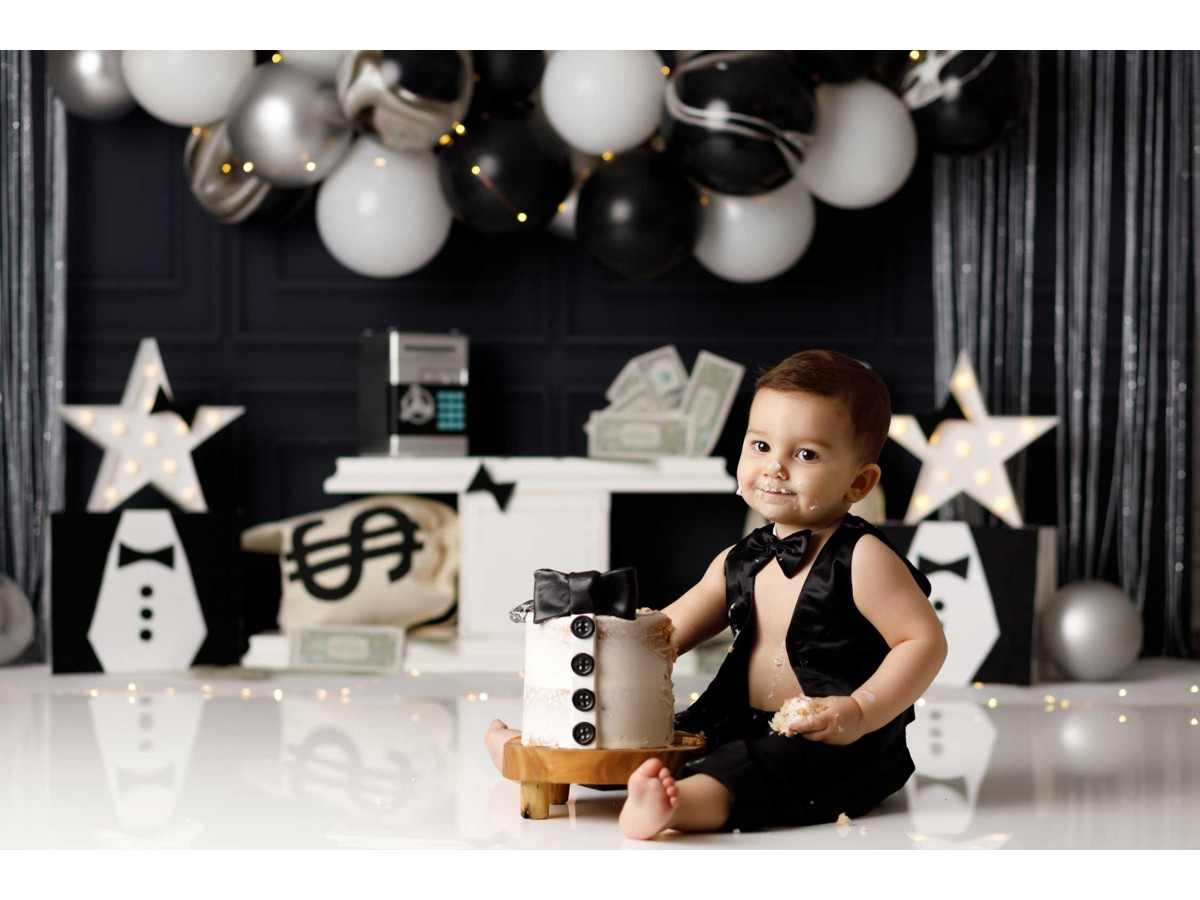 Fond photo bébé et smash cake Bond – ballons noirs et argent avec sacs de dollars | Colors&Drops