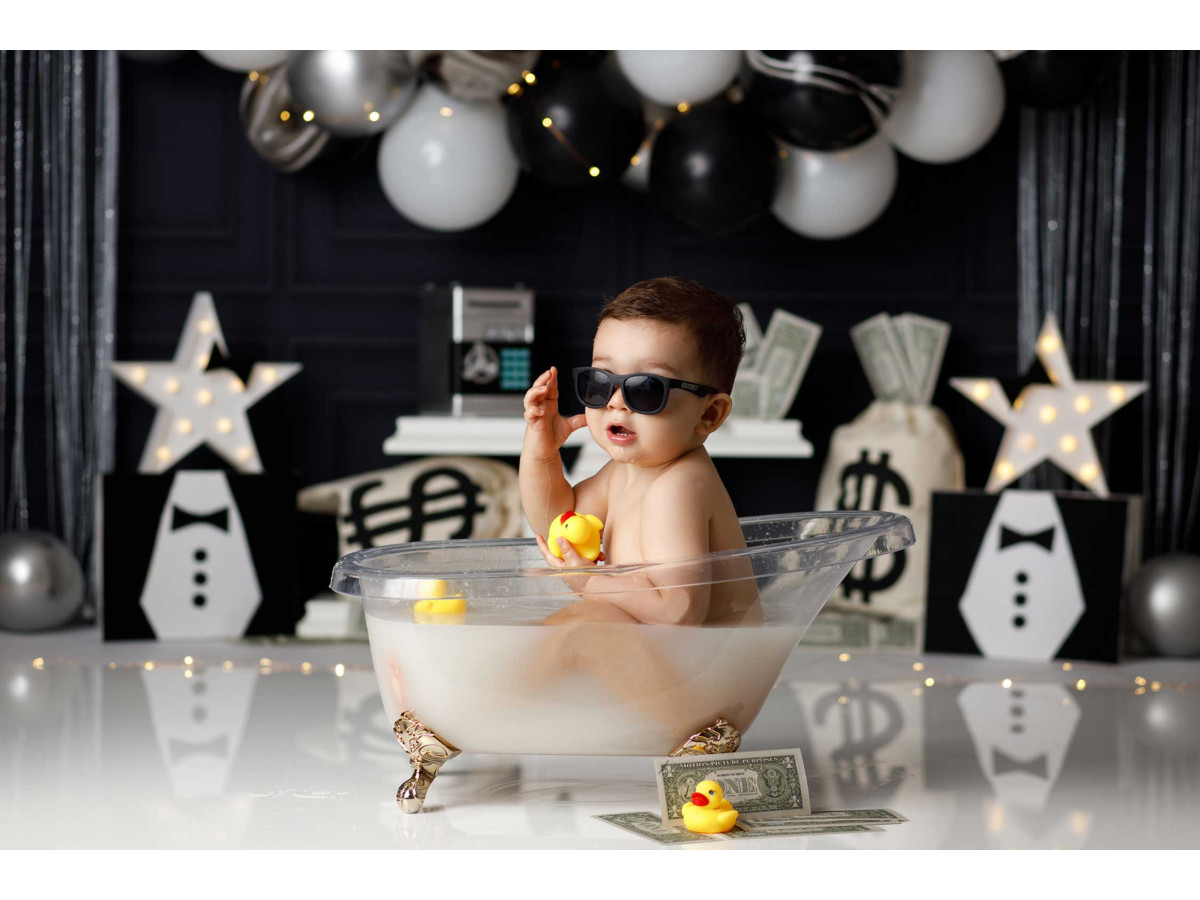 Fond photo bébé et smash cake Bond – ballons noirs et argent avec sacs de dollars | Colors&Drops