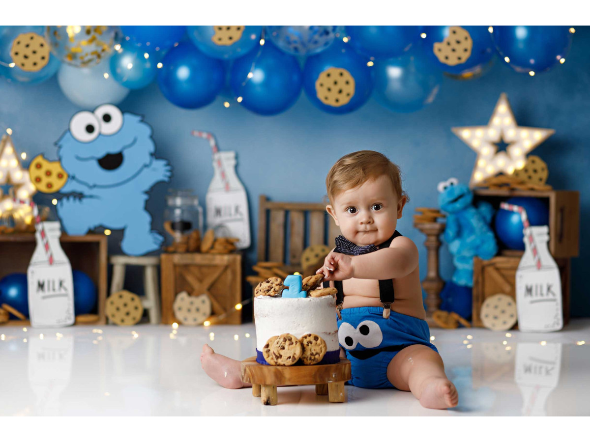 Fond photo bébé et smash cake Helmut – arche de ballons bleus avec cookies et monstre bleu | Colors&Drops