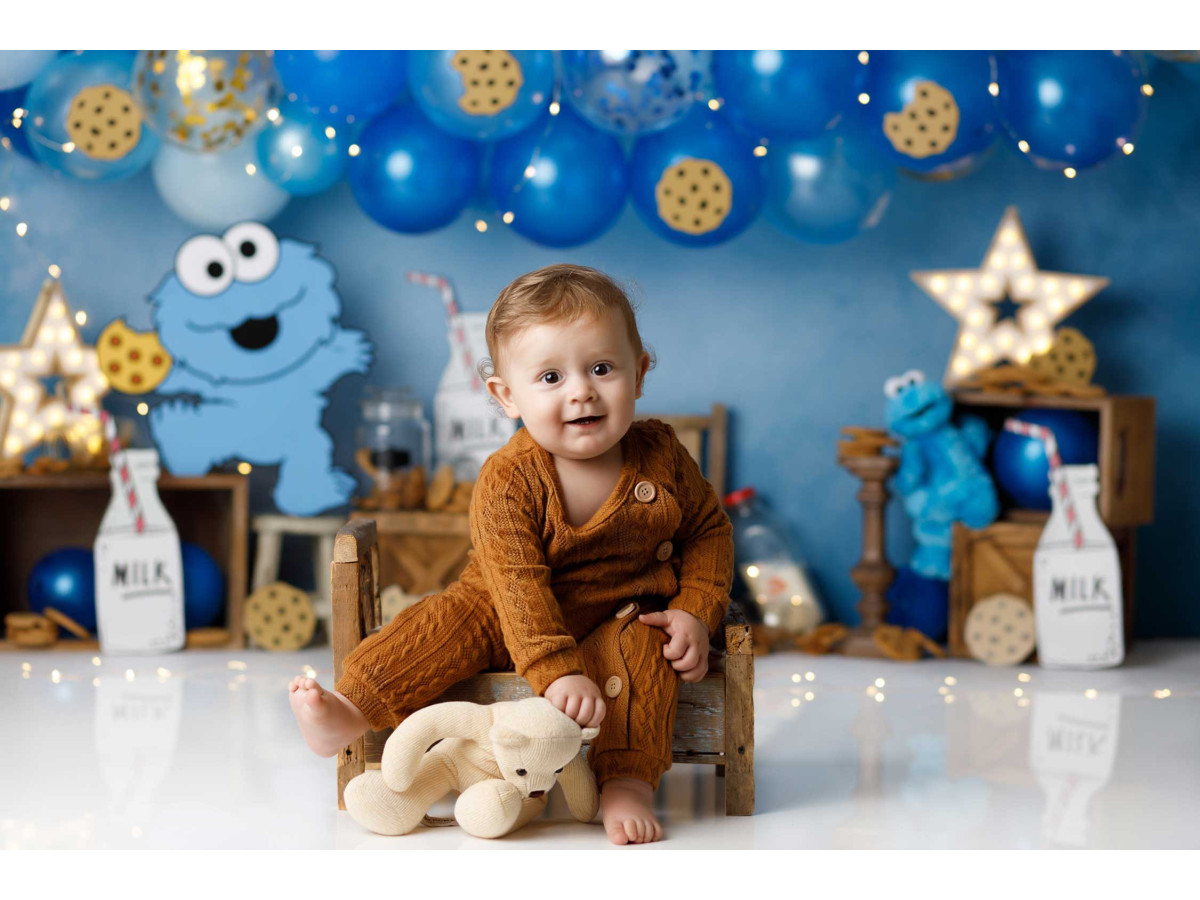Fond photo bébé et smash cake Helmut – arche de ballons bleus avec cookies et monstre bleu | Colors&Drops