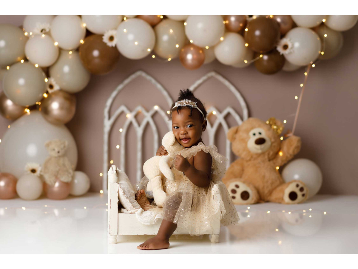Baby & cake smash photo backdrop Bella Bears – beige and copper balloon arch with windows and teddy bear | Colors&Drops