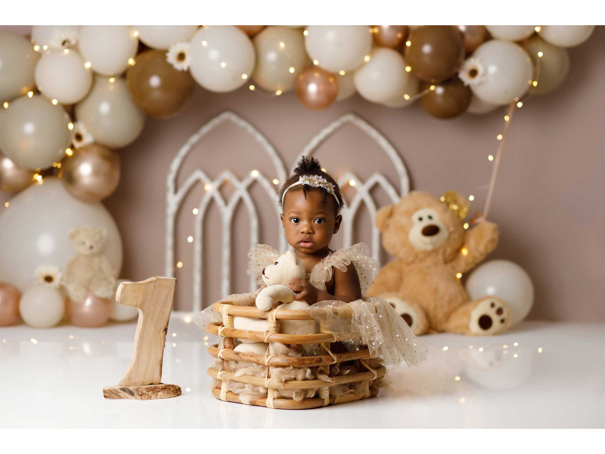 Baby & cake smash photo backdrop Bella Bears – beige and copper balloon arch with windows and teddy bear | Colors&Drops