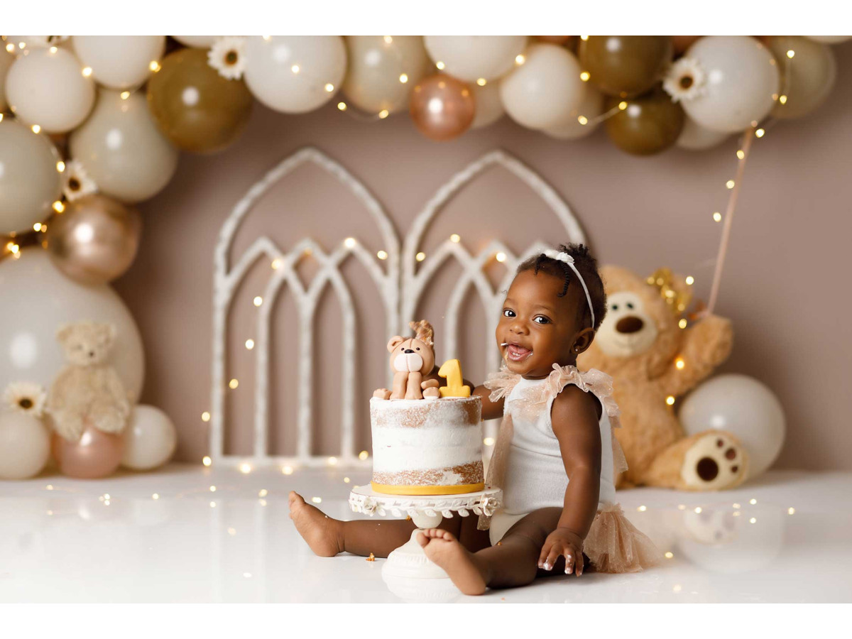 Baby & cake smash photo backdrop Bella Bears – beige and copper balloon arch with windows and teddy bear | Colors&Drops