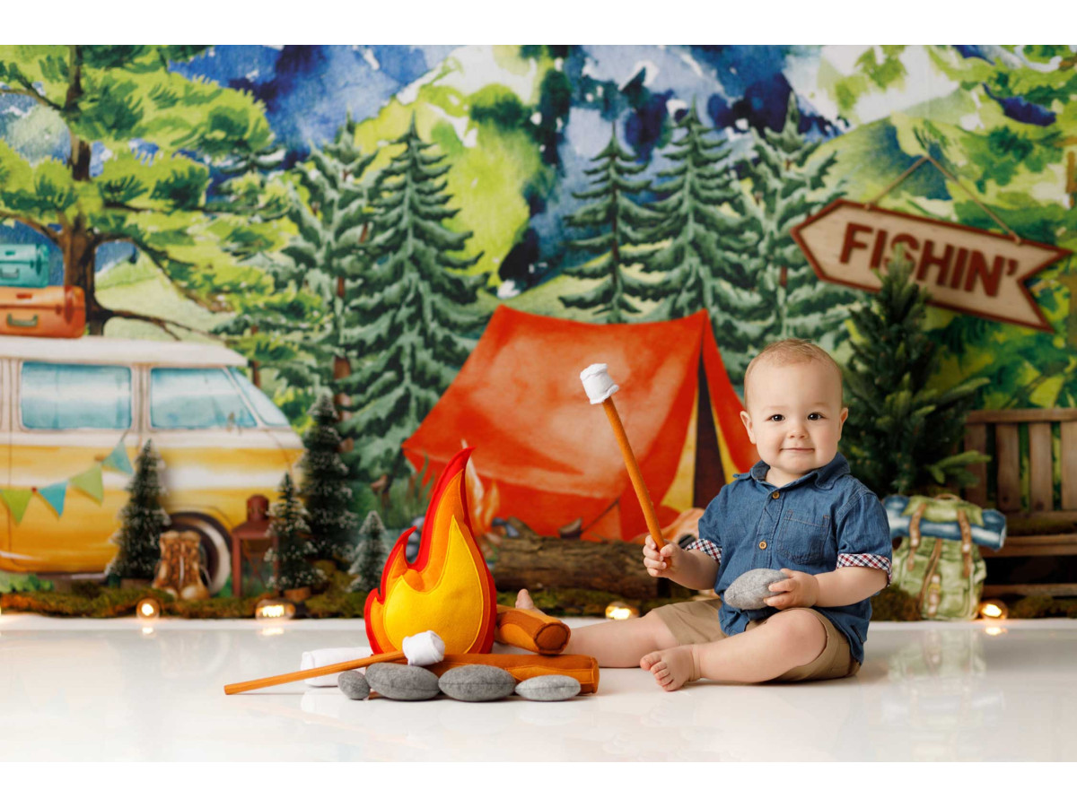 Fond photo bébé et smash cake Vadrouille – camping en montagne avec tente rouge et van | Colors&Drops