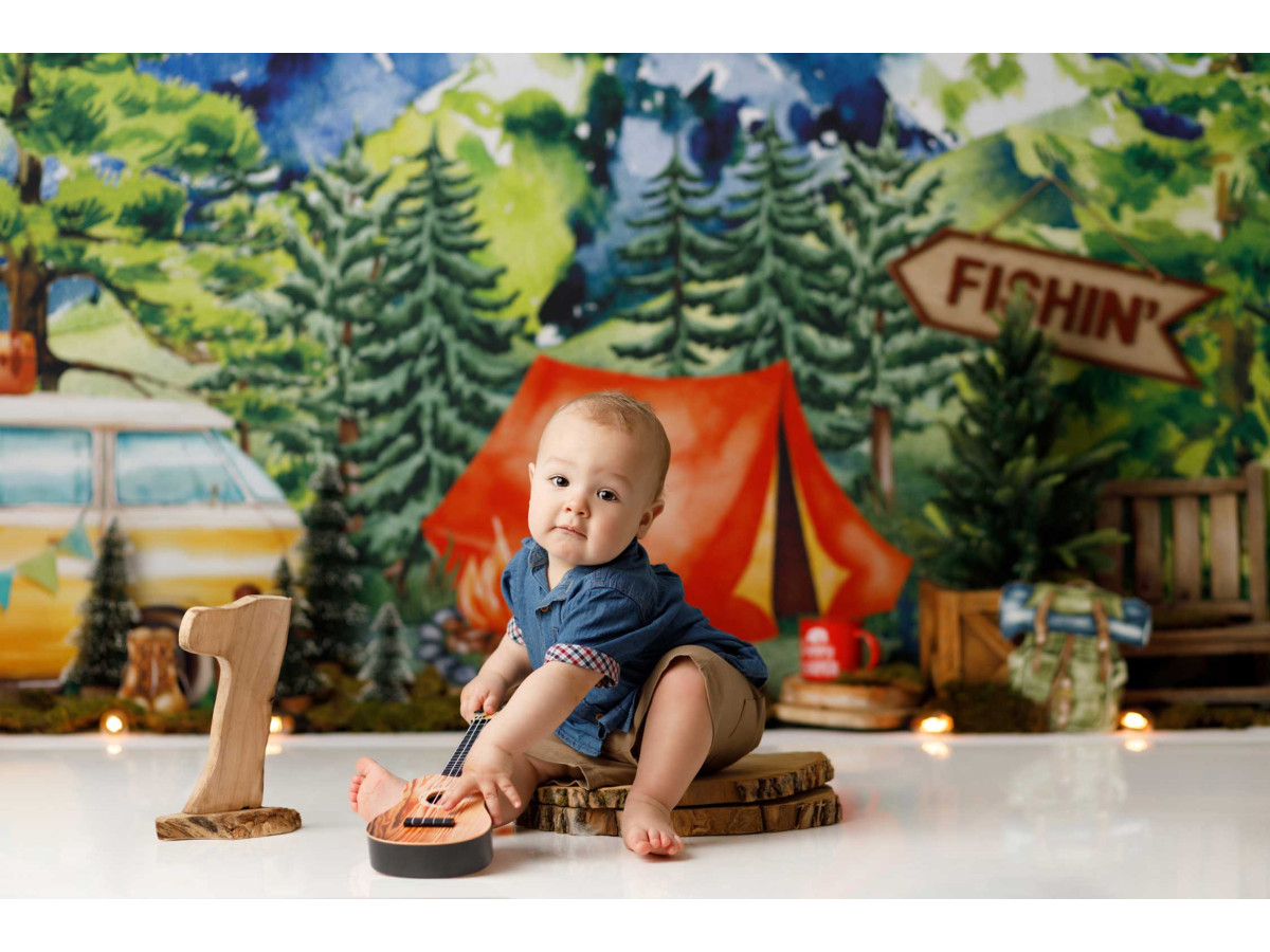 Fond photo bébé et smash cake Vadrouille – camping en montagne avec tente rouge et van | Colors&Drops