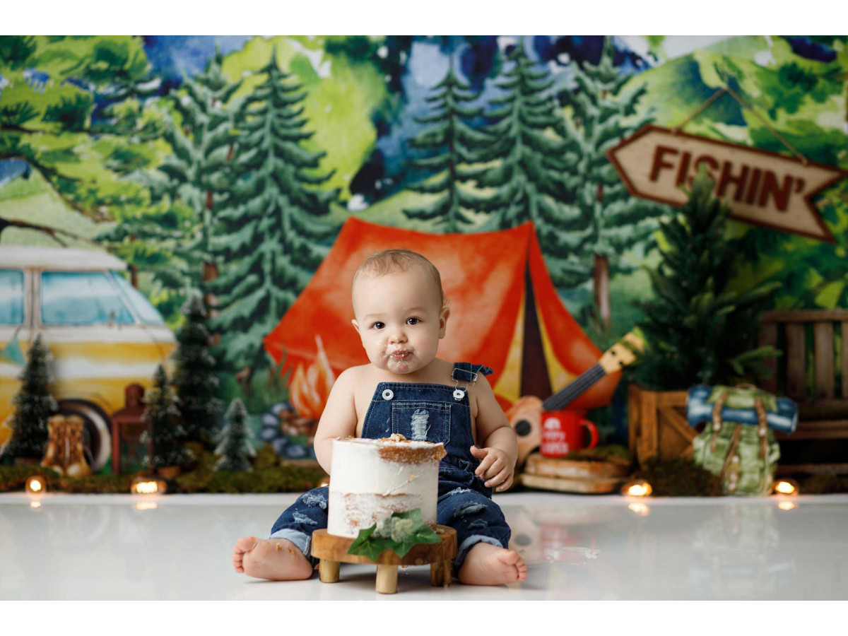 Fond photo bébé et smash cake Vadrouille – camping en montagne avec tente rouge et van | Colors&Drops