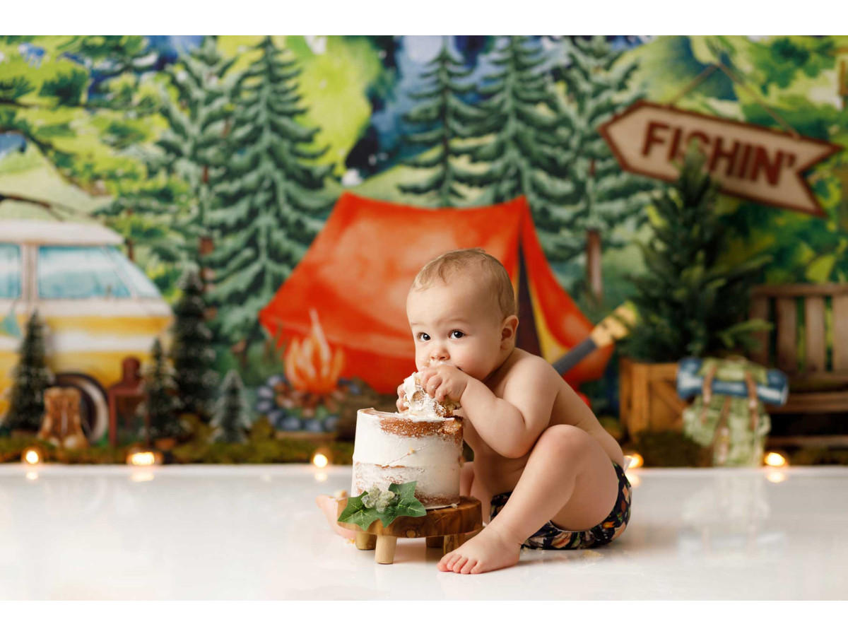 Fond photo bébé et smash cake Vadrouille – camping en montagne avec tente rouge et van | Colors&Drops