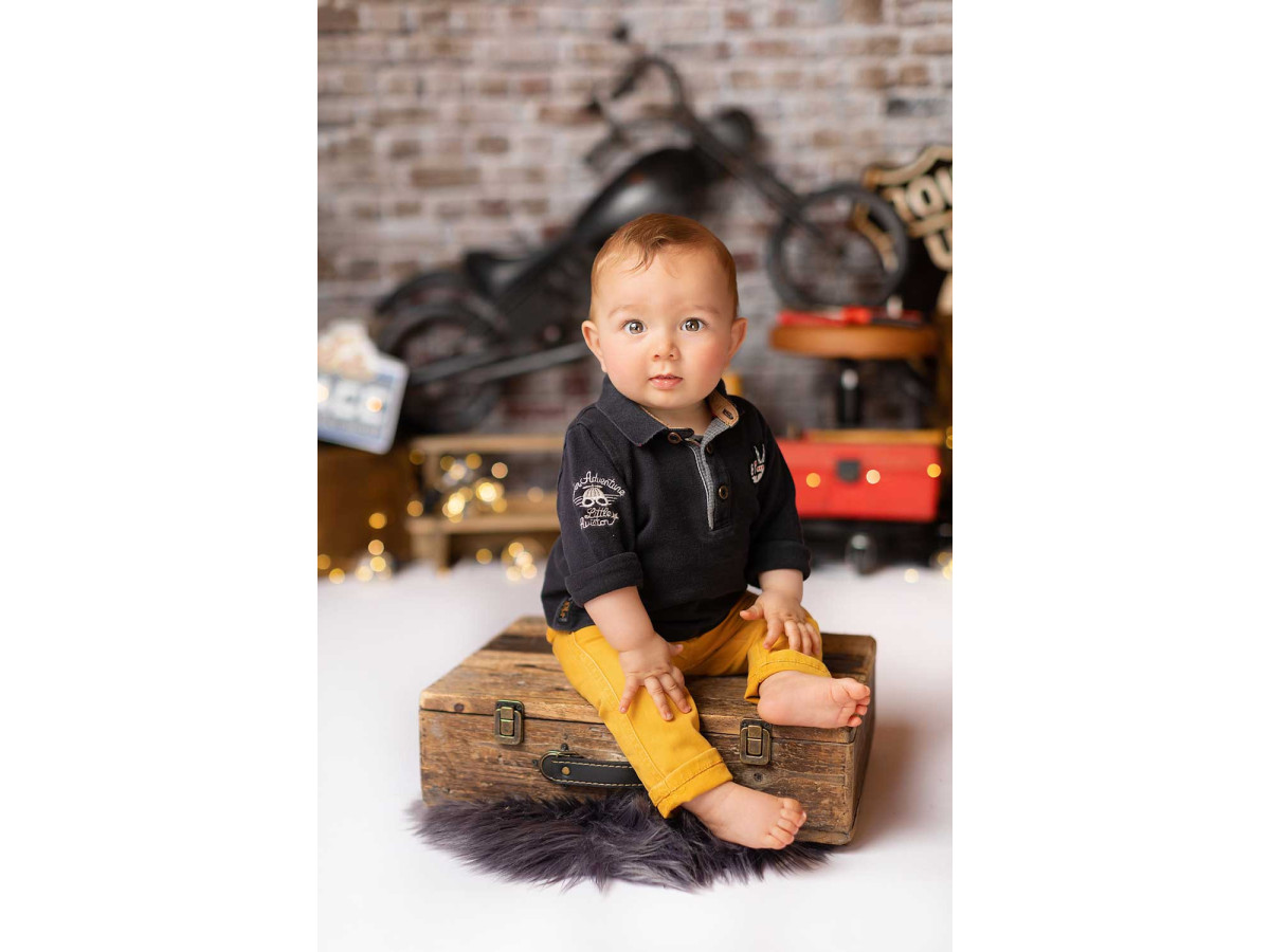 Fond photo bébé et smash cake Bickers – mur en brique avec moto vintage et panneaux garage | Colors&Drops
