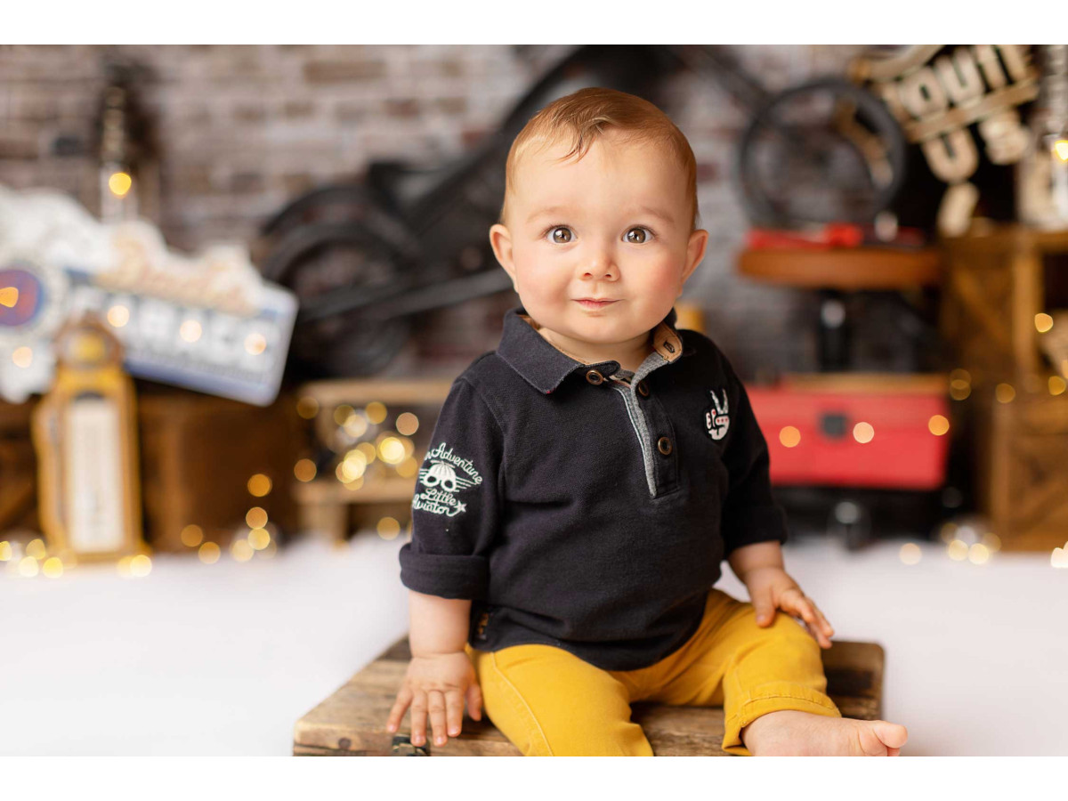 Baby & cake smash photo backdrop Bickers – brick wall with vintage motorcycle and garage signs | Colors&Drops