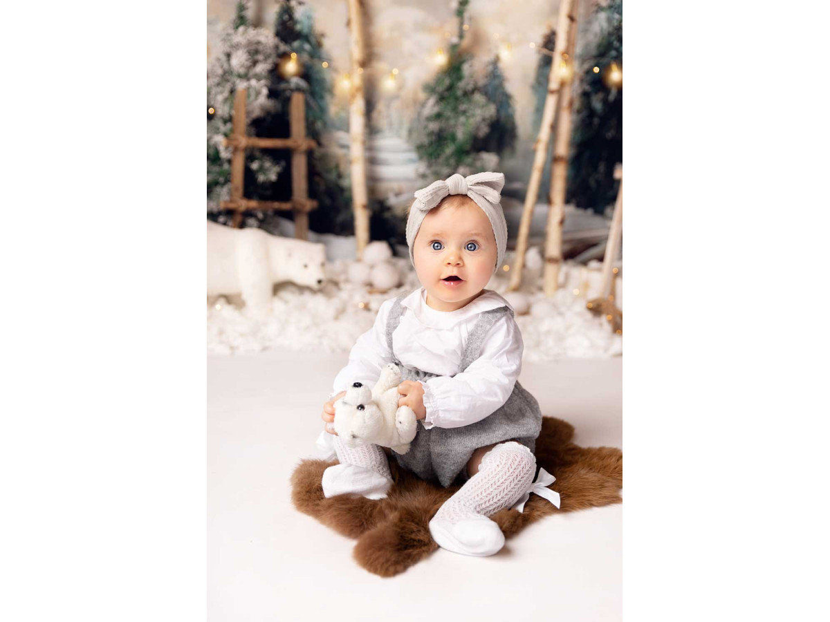 Fondo fotográfico de bebé y smash cake Winter Bear – bosque de abedules nevado con oso polar y escalera | Colors&Drops