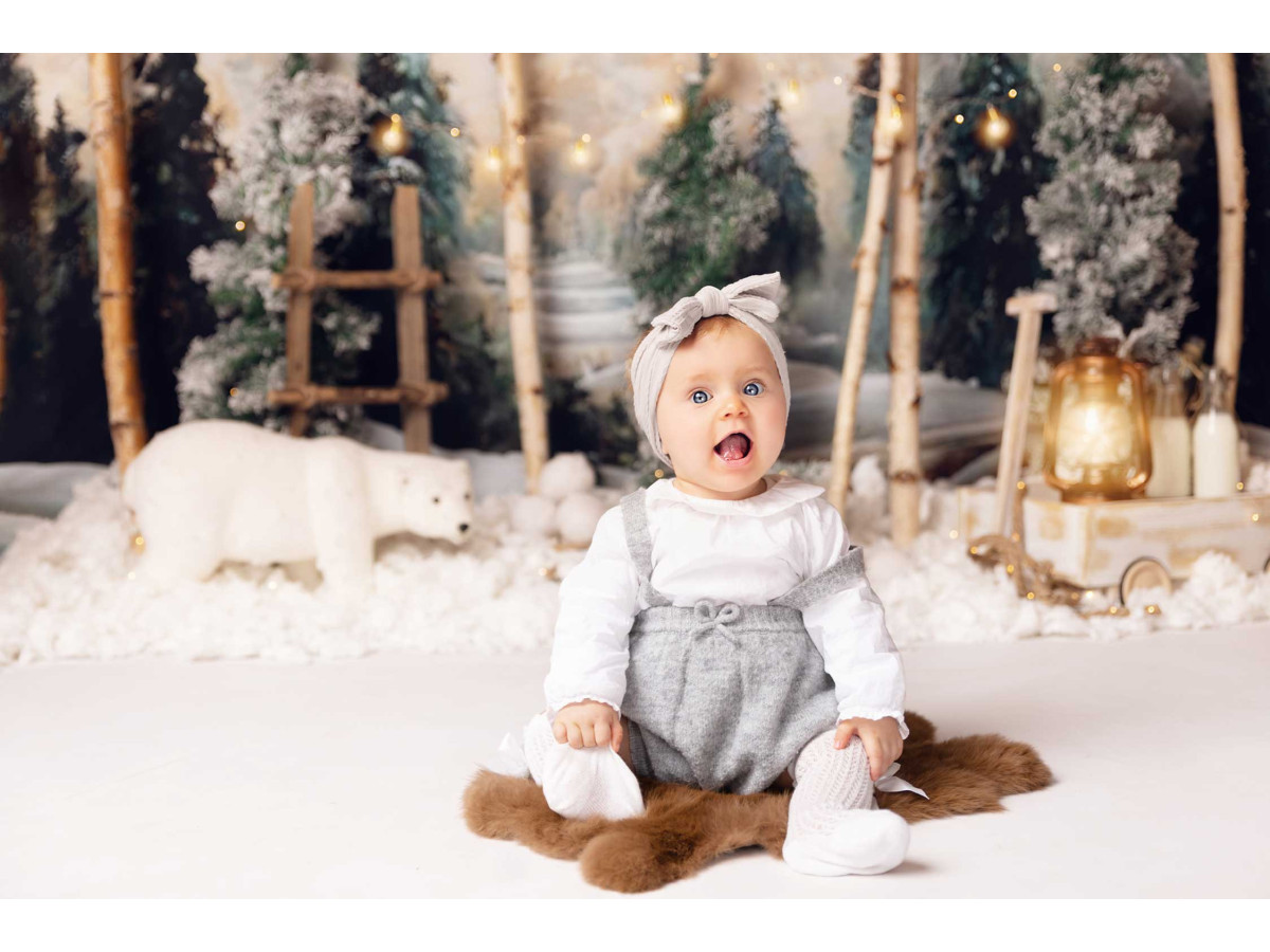 Fondo fotográfico de bebé y smash cake Winter Bear – bosque de abedules nevado con oso polar y escalera | Colors&Drops