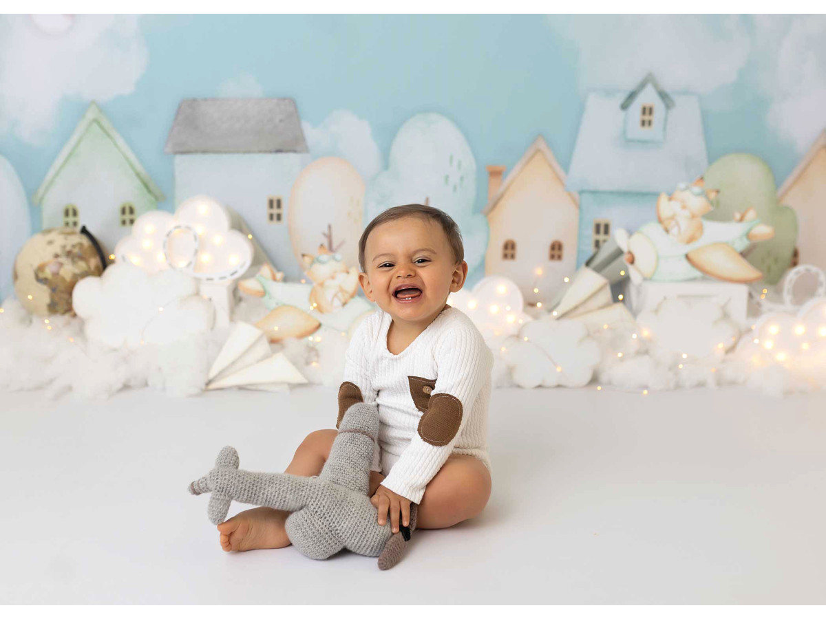 Baby & cake smash photo backdrop Renardo Plane – small paper houses under blue sky with planes | Colors&Drops