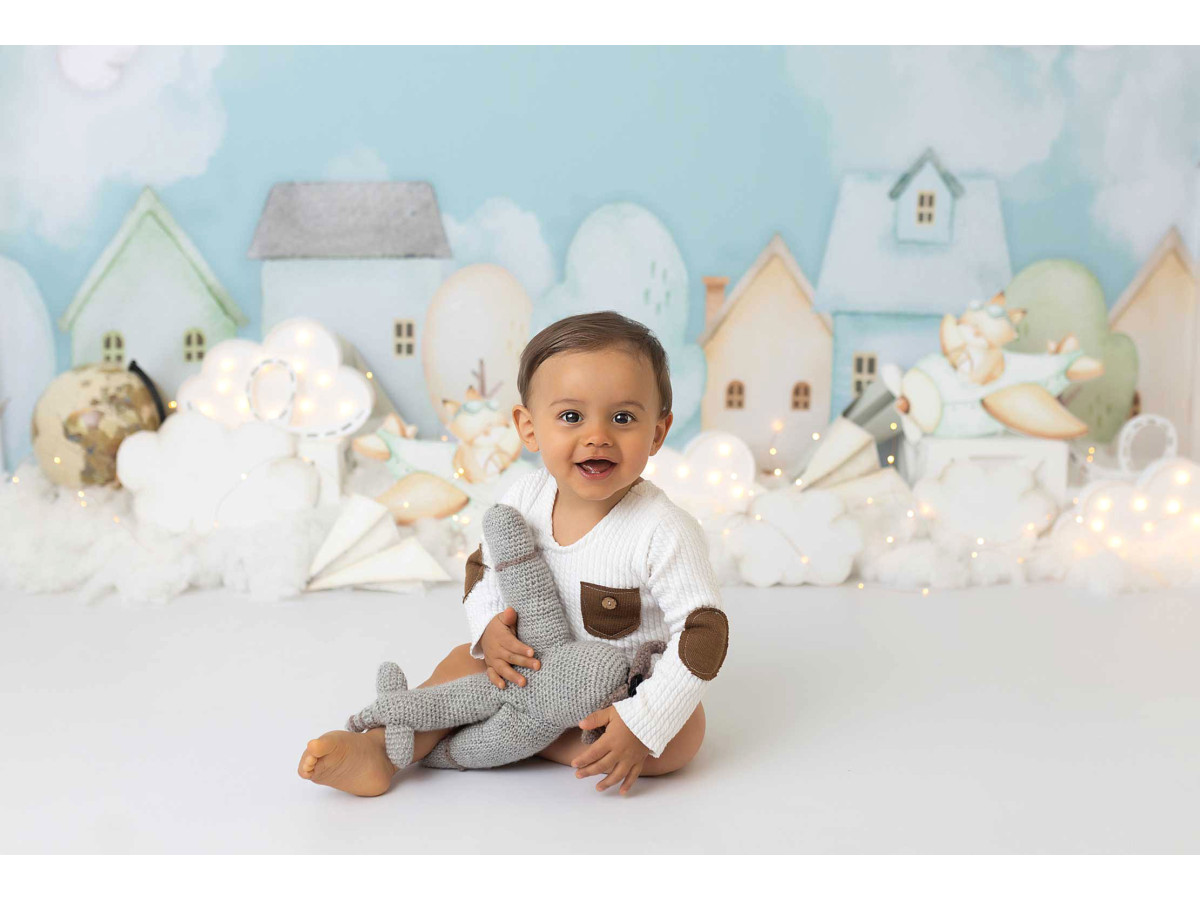 Baby & cake smash photo backdrop Renardo Plane – small paper houses under blue sky with planes | Colors&Drops