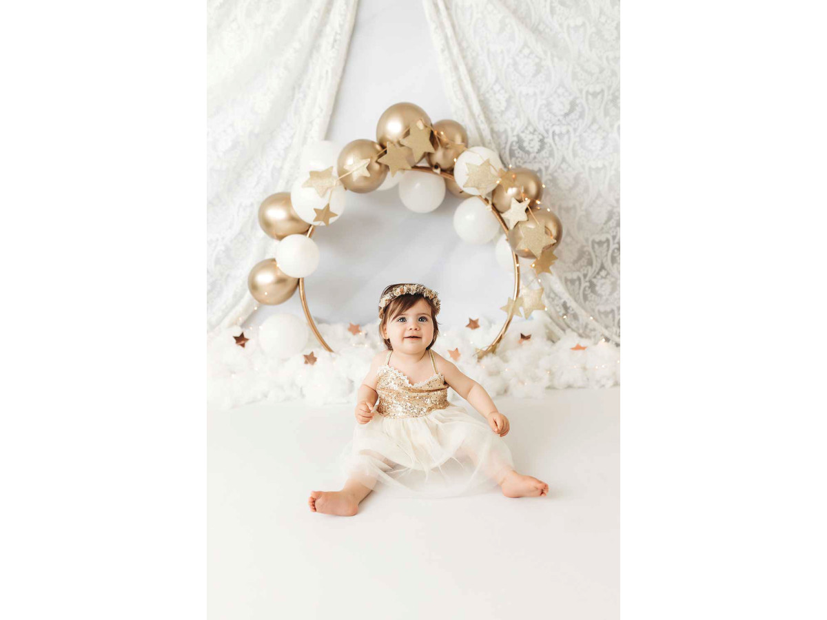 Fond photo bébé et smash cake L'Arche Doree – arche de ballons dorés et blancs sur voilage dentelle | Colors&Drops