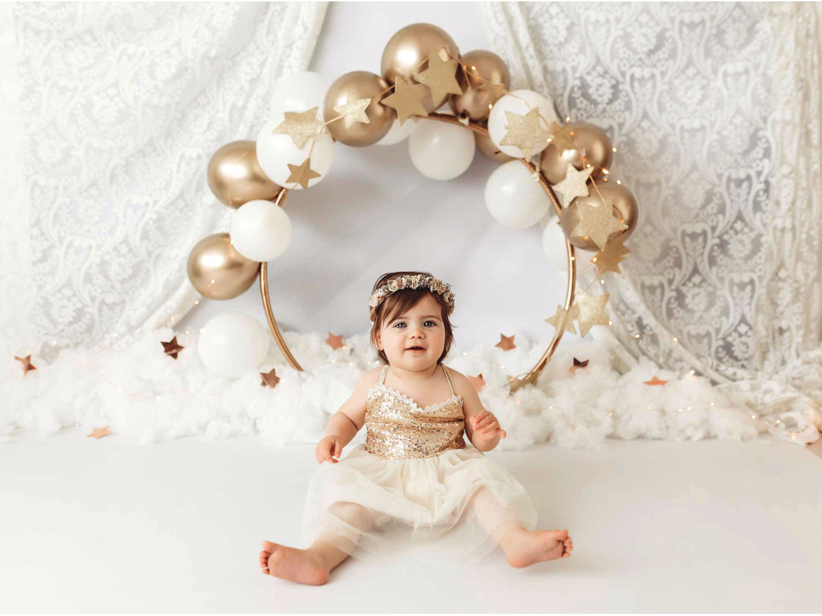 Fondo fotográfico de bebé y smash cake L'Arche Doree – arco de globos dorados y blancos sobre visillo de encaje | Colors&Drops