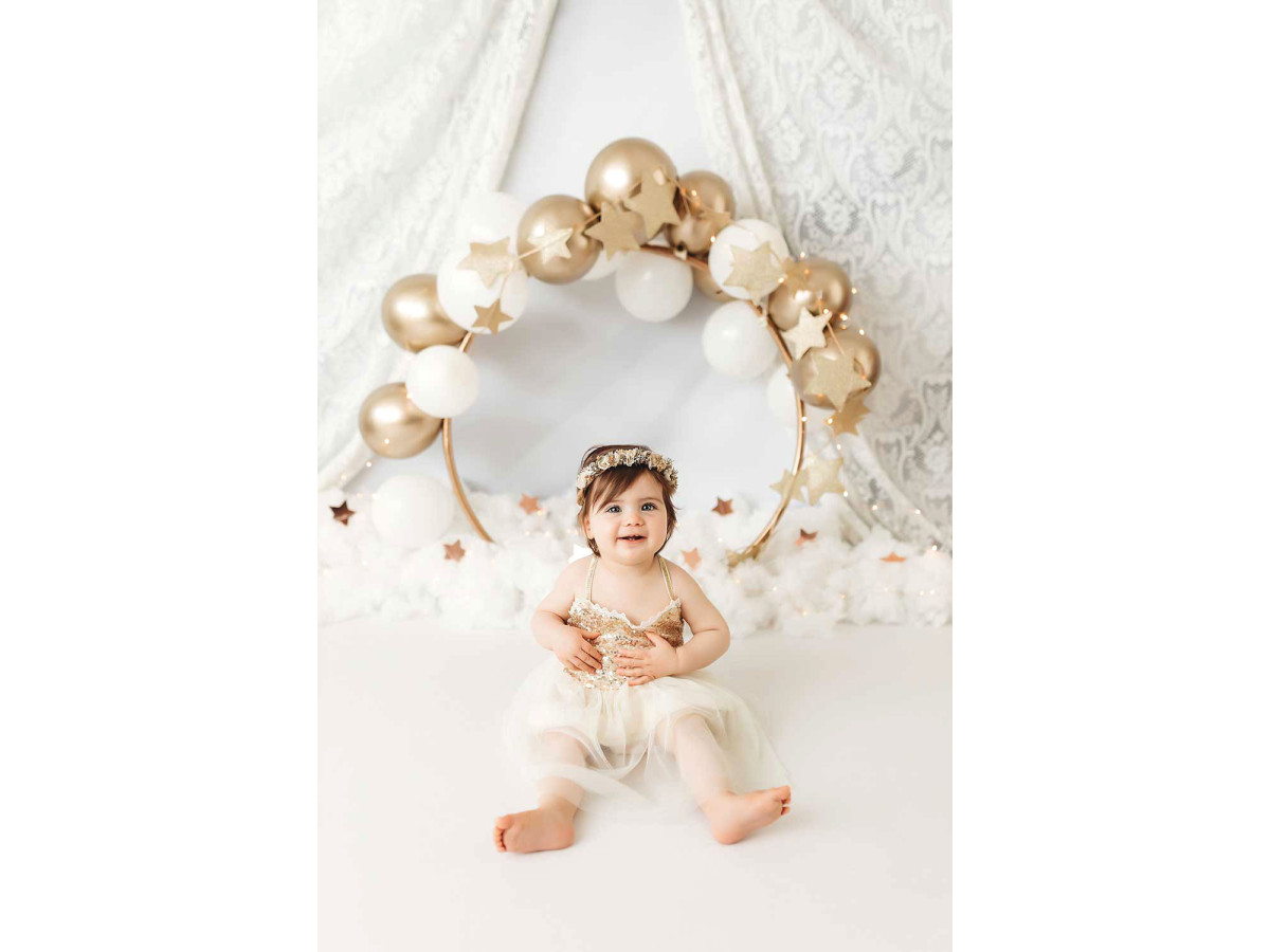 Fond photo bébé et smash cake L'Arche Doree – arche de ballons dorés et blancs sur voilage dentelle | Colors&Drops