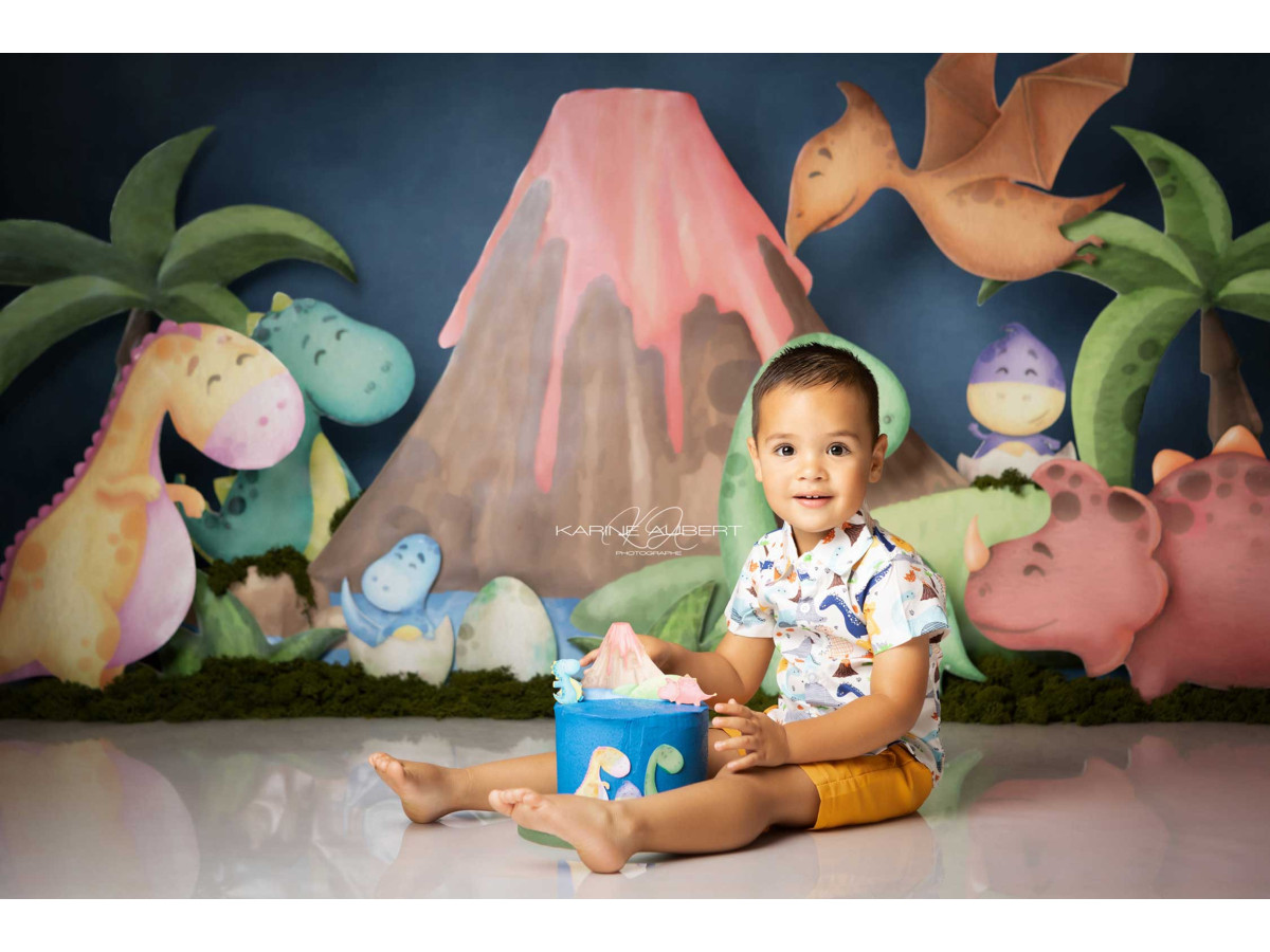 Fondo fotográfico de bebé y smash cake Tosaurus – volcán y dinosaurios de colores con palmeras | Colors&Drops