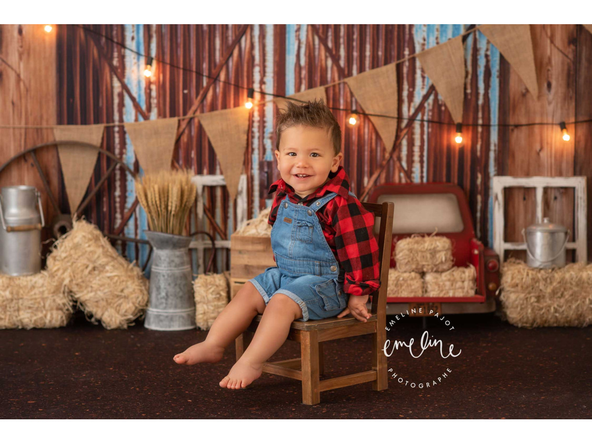 Fondo fotográfico de bebé y smash cake Old Barn – granero de madera con chapa, balas de heno y banderines | Colors&Drops