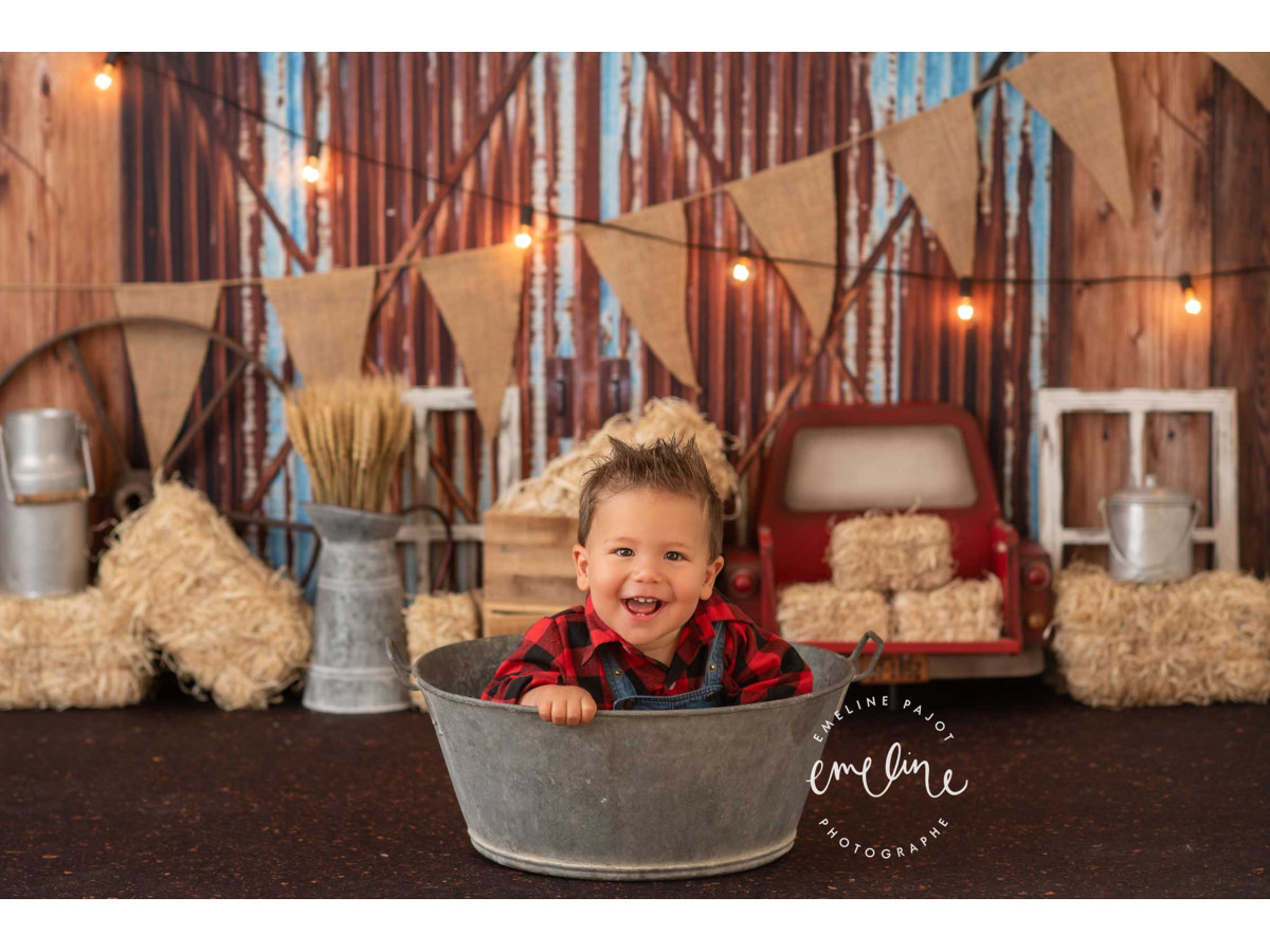 Fond photo bébé et smash cake Old Barn – grange en bois avec tôle, bottes de foin et fanions | Colors&Drops