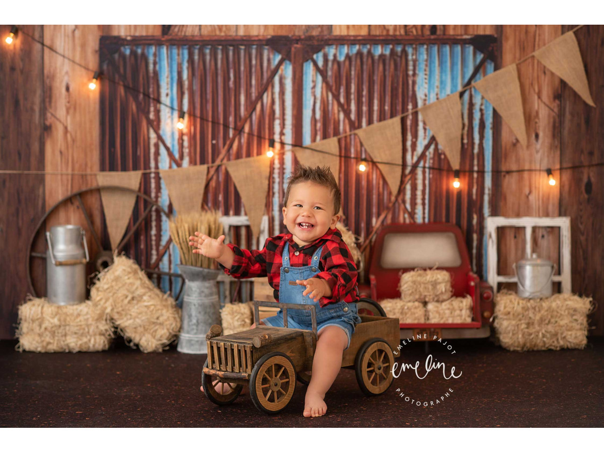 Fondo fotográfico de bebé y smash cake Old Barn – granero de madera con chapa, balas de heno y banderines | Colors&Drops