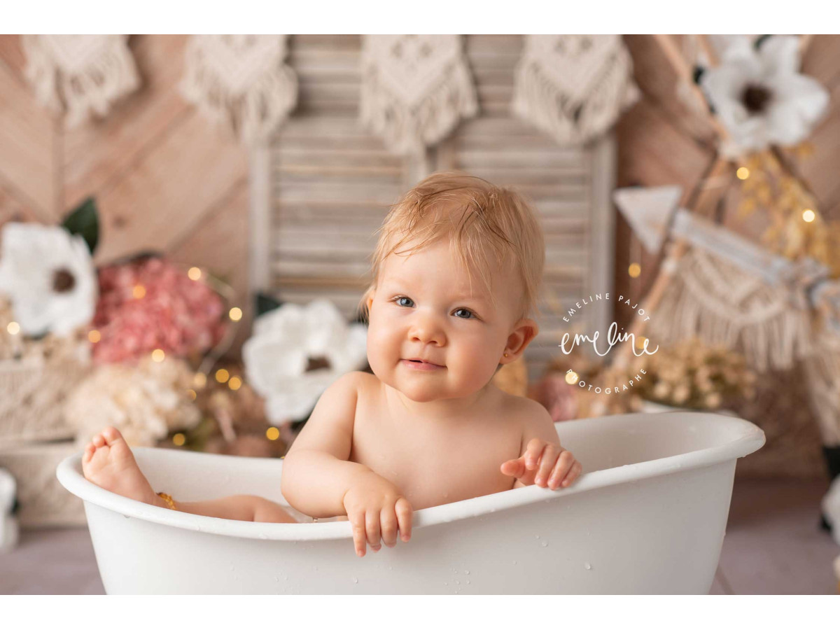 Fond photo bébé et smash cake Boho Flowers – mur en bois chevron avec macramés, volet et fleurs | Colors&Drops
