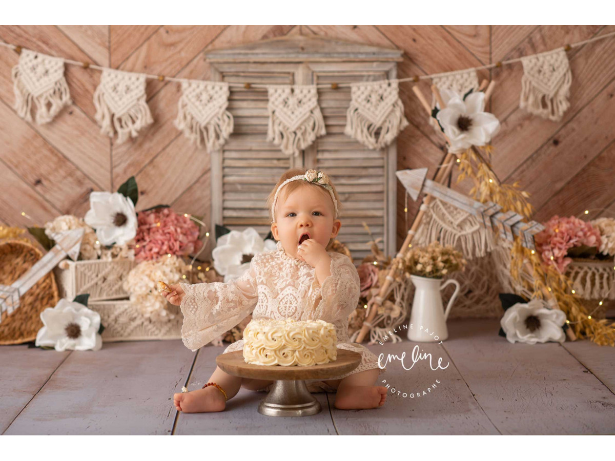 Fond photo bébé et smash cake Boho Flowers – mur en bois chevron avec macramés, volet et fleurs | Colors&Drops