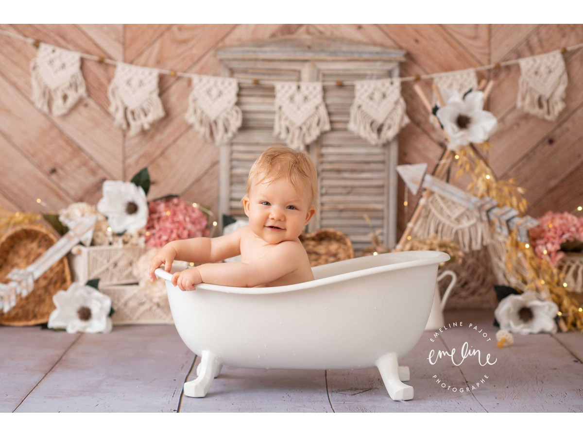 Fond photo bébé et smash cake Boho Flowers – mur en bois chevron avec macramés, volet et fleurs | Colors&Drops