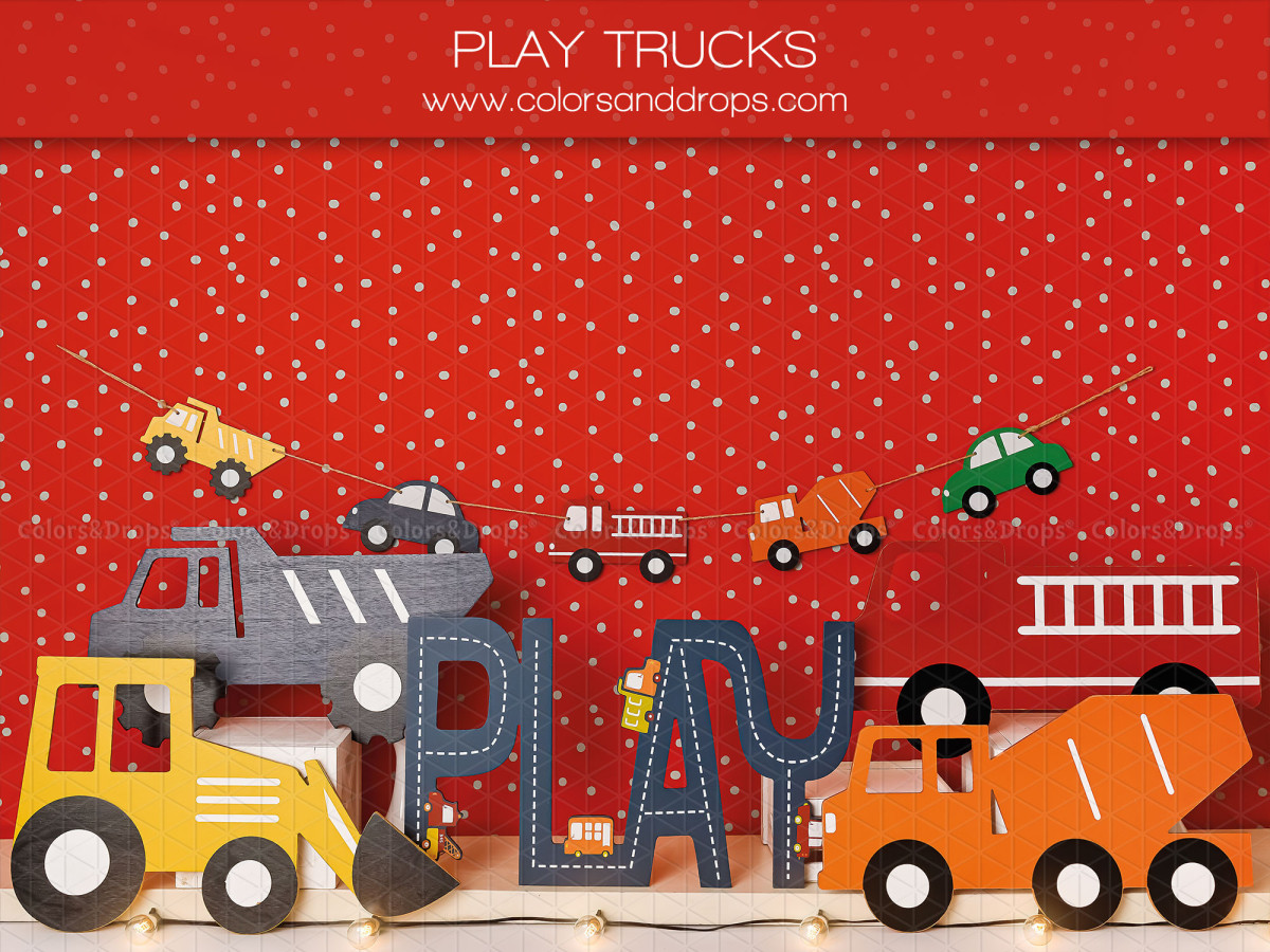 Fondo fotográfico de bebé y smash cake Play Trucks – camiones de obra de juguete sobre fondo rojo de lunares | Colors&Drops