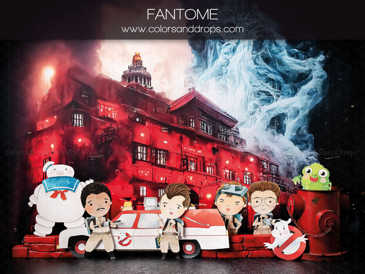 Fond photo bébé et smash cake Fantome – bâtiment rouge hanté avec fantômes et figurines | Colors&Drops