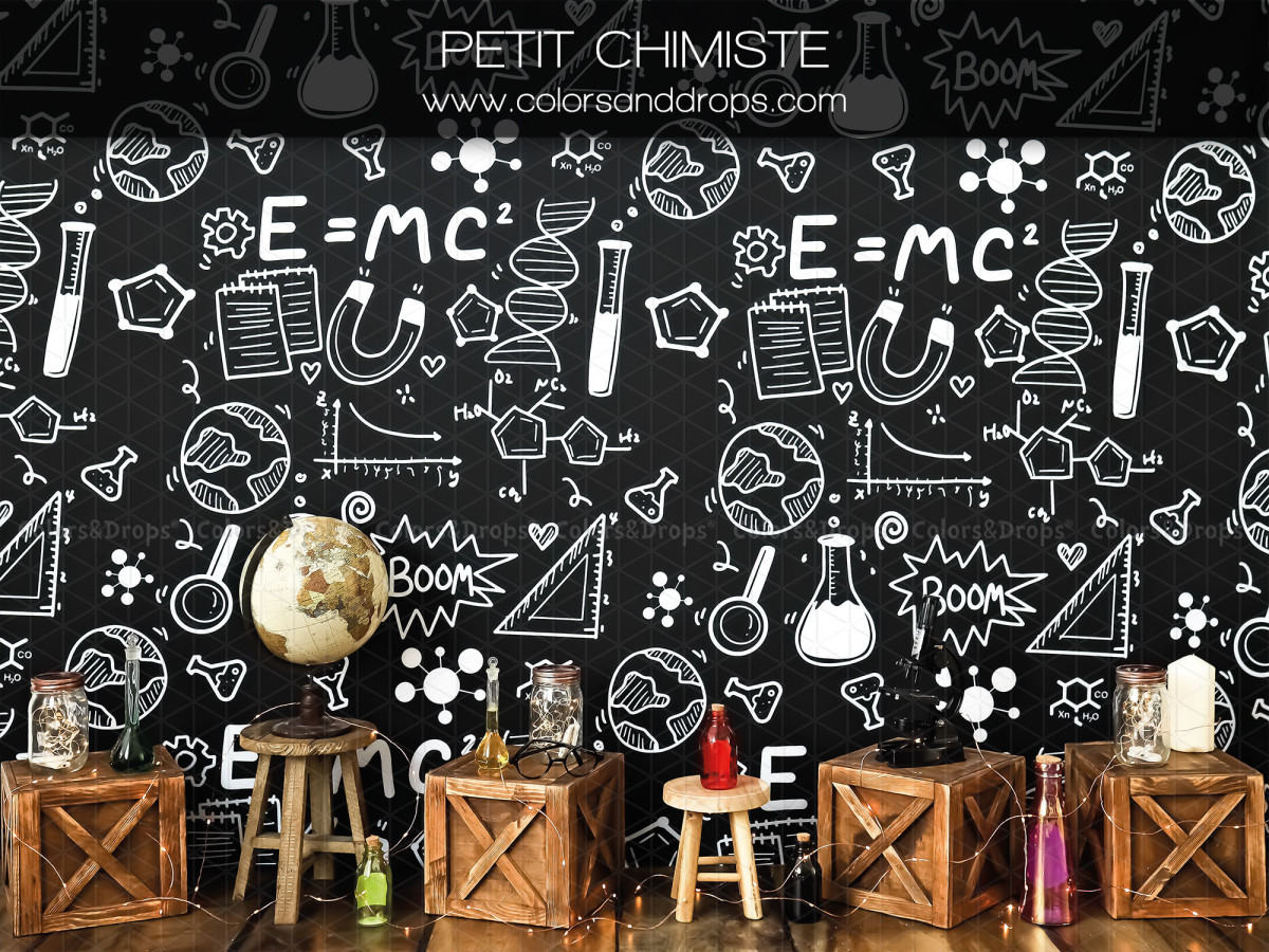 Fond photo bébé et smash cake Petit Chimiste – tableau noir de chimie avec formules et caisses | Colors&Drops