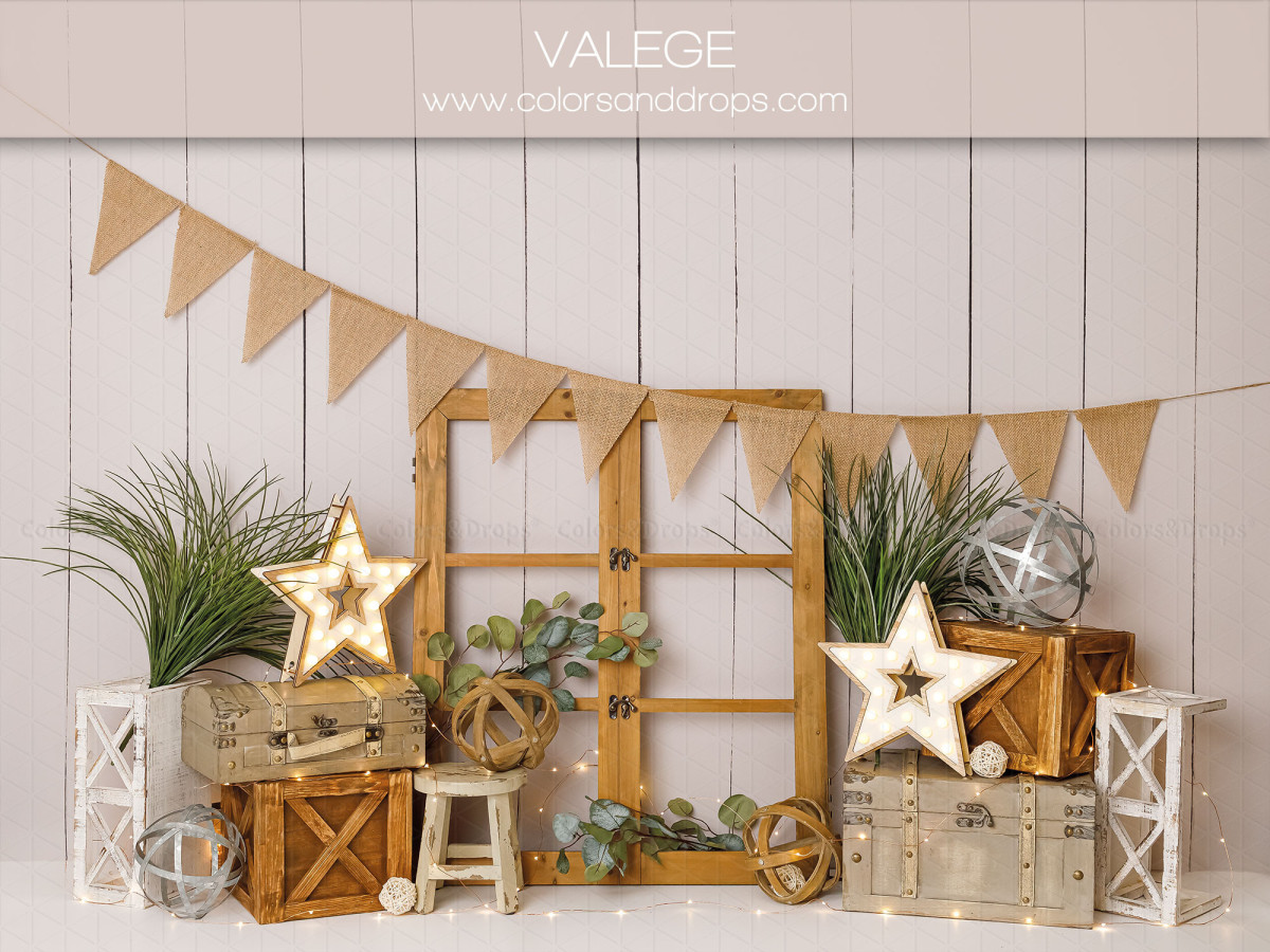 Fondo fotográfico de bebé y smash cake Valege – pared de madera blanca con banderines, estrellas y cajas | Colors&Drops