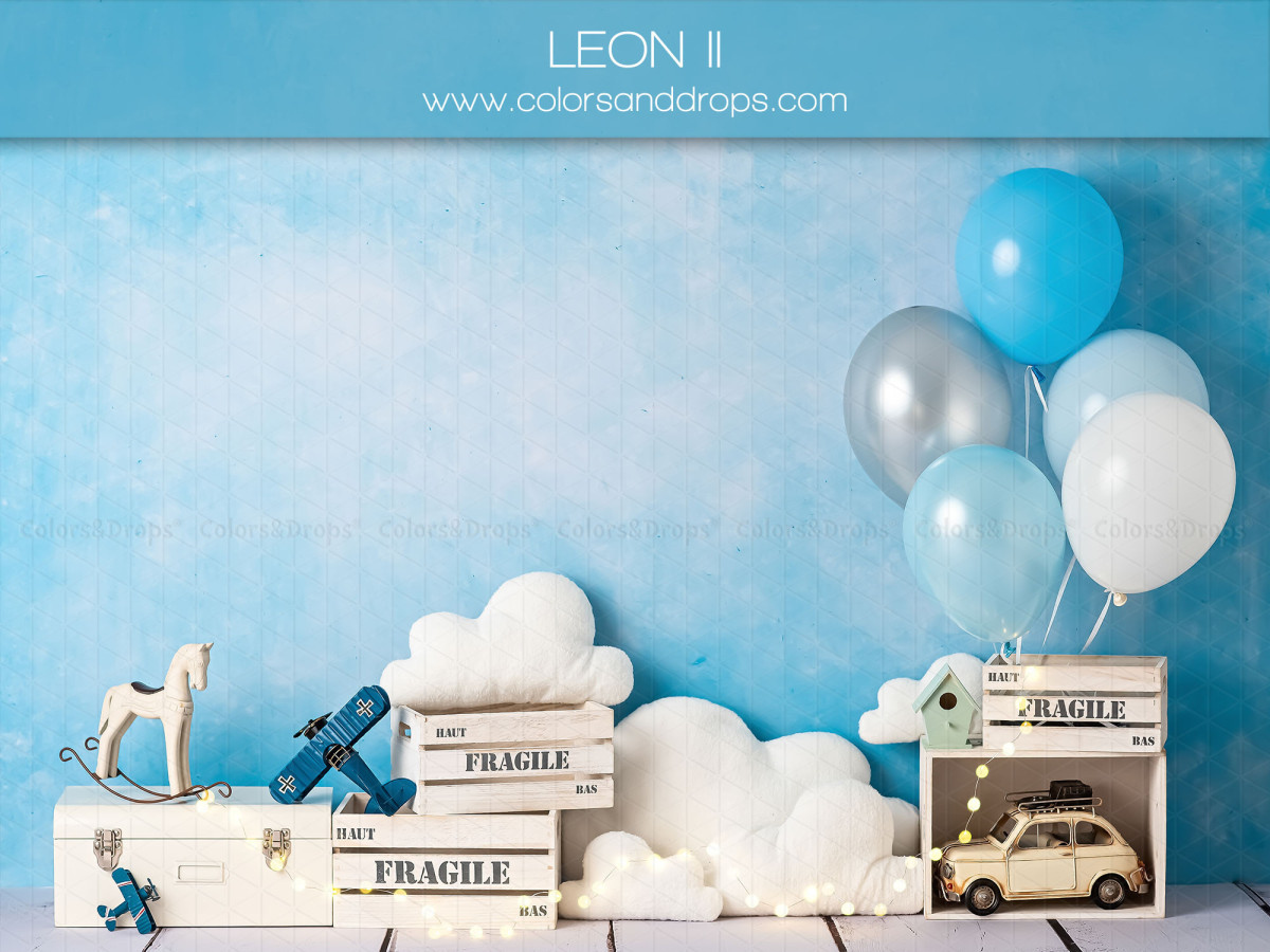 Fond photo bébé et smash cake Leon II – mur bleu avec ballons, nuages et caisses fragile | Colors&Drops