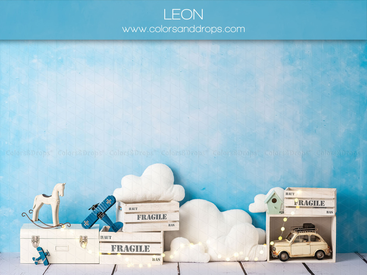 Fond photo bébé et smash cake Leon – mur bleu avec nuages, caisses et jouets vintage | Colors&Drops