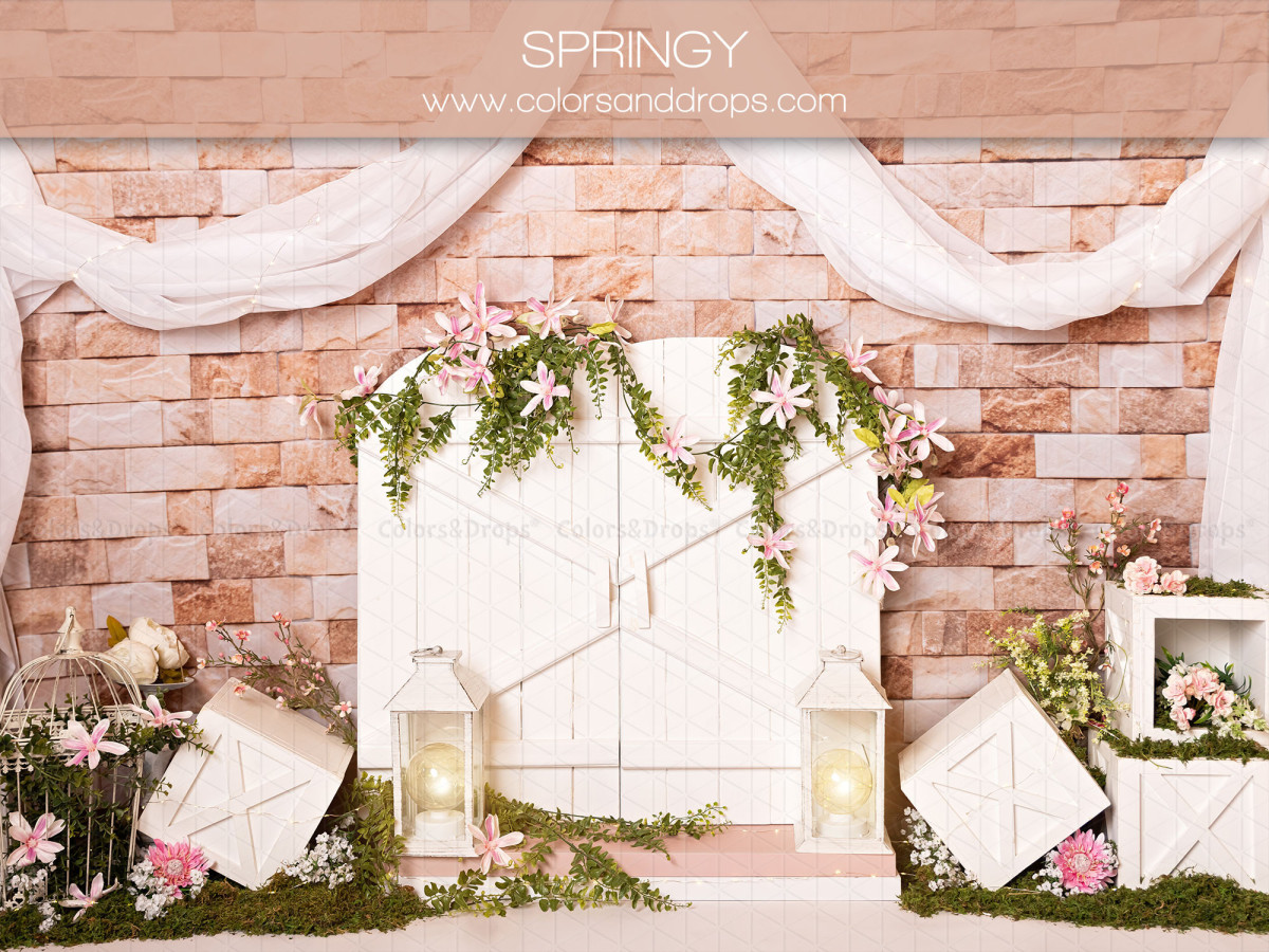 Fond photo bébé et smash cake Springy – porte de grange blanche sur mur en brique avec drapé | Colors&Drops