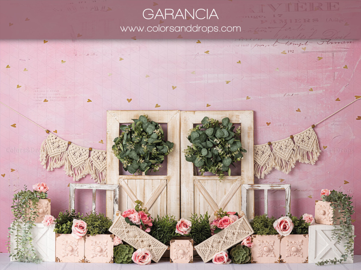 Fond photo bébé et smash cake Garancia – mur rose avec portes blanches, couronnes et fanions | Colors&Drops