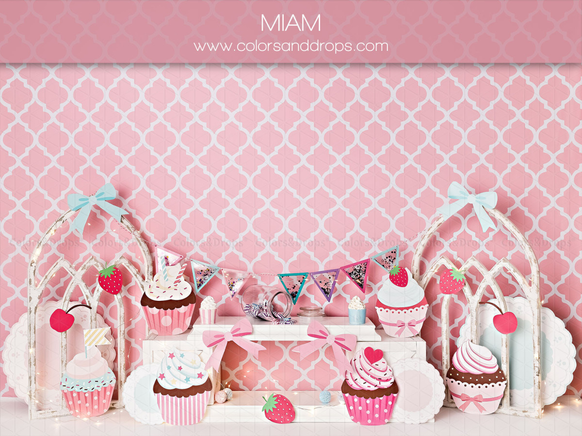 Baby & cake smash photo backdrop Miam – pink Moroccan-pattern wall with cupcakes and bunting | Colors&Drops
