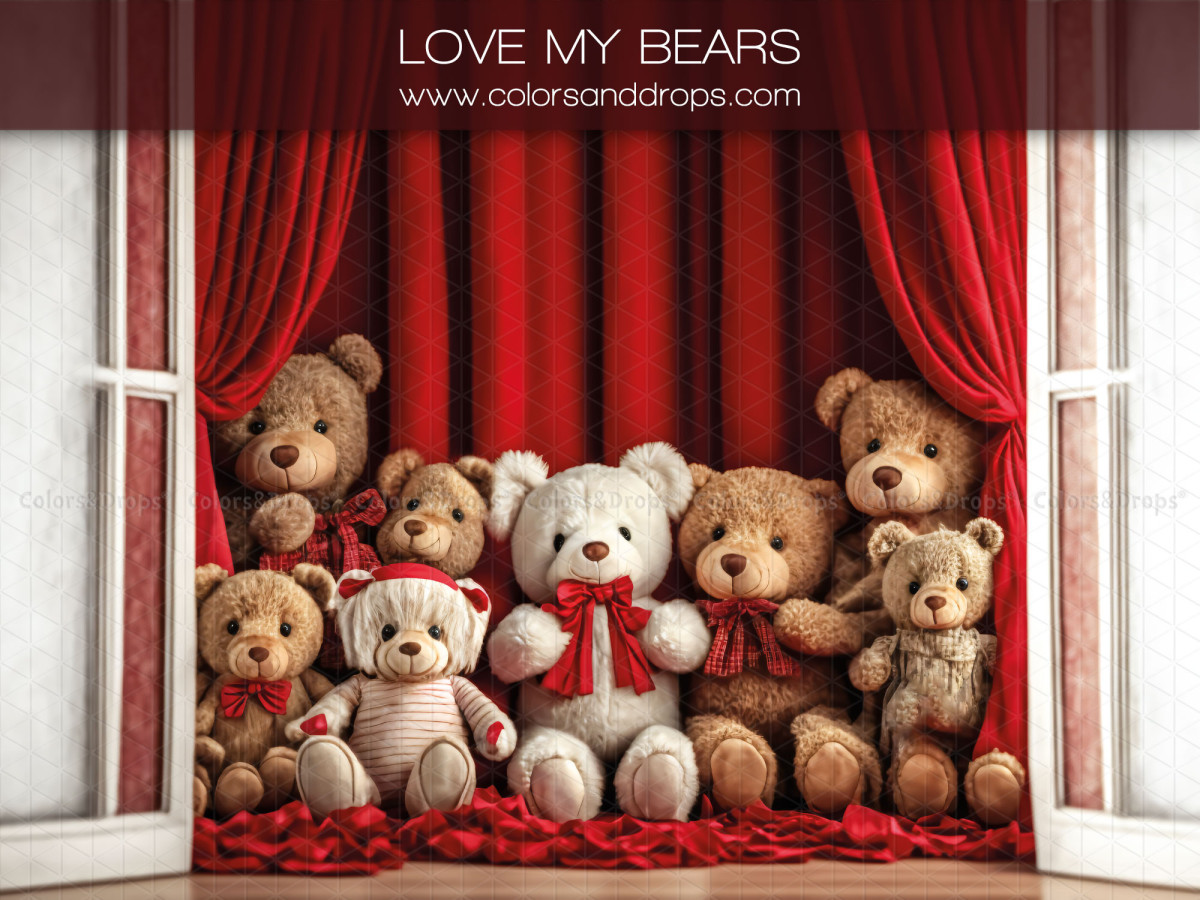 Fondo fotográfico Love My Bears – osos de peluche con cortinas rojas y pétalos de rosa | Colors&Drops
