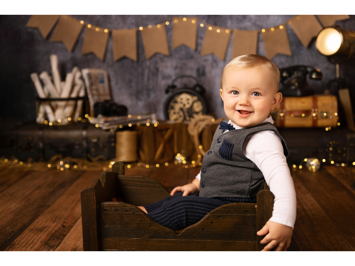 Baby & cake smash photo backdrop Time Traveler – grey wall with bunting, vintage suitcases and clock | Colors&Drops