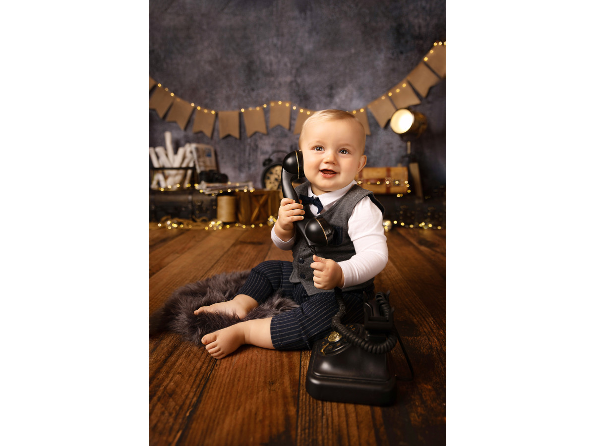 Baby & cake smash photo backdrop Time Traveler – grey wall with bunting, vintage suitcases and clock | Colors&Drops