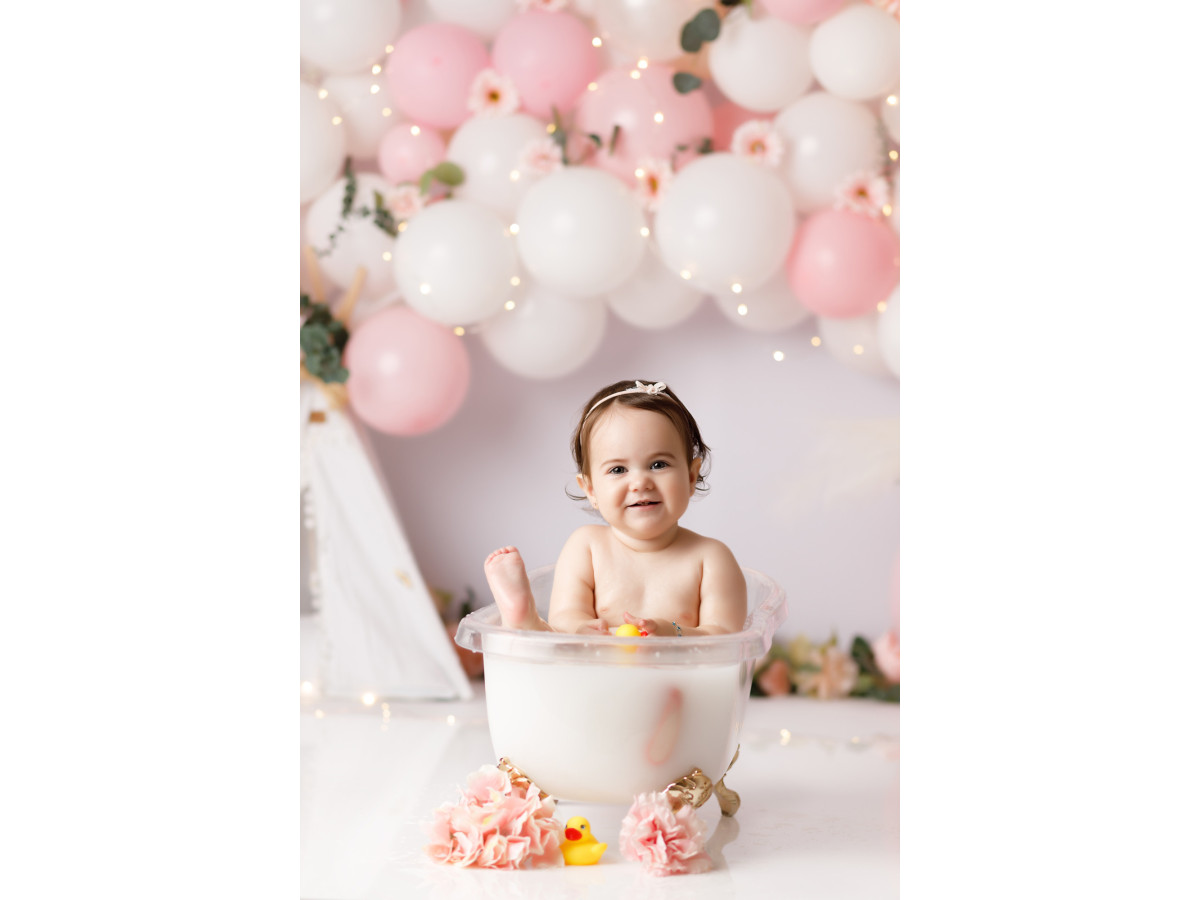 Baby & cake smash photo backdrop Margarette – pink and white balloon arch with teepee and flowers | Colors&Drops
