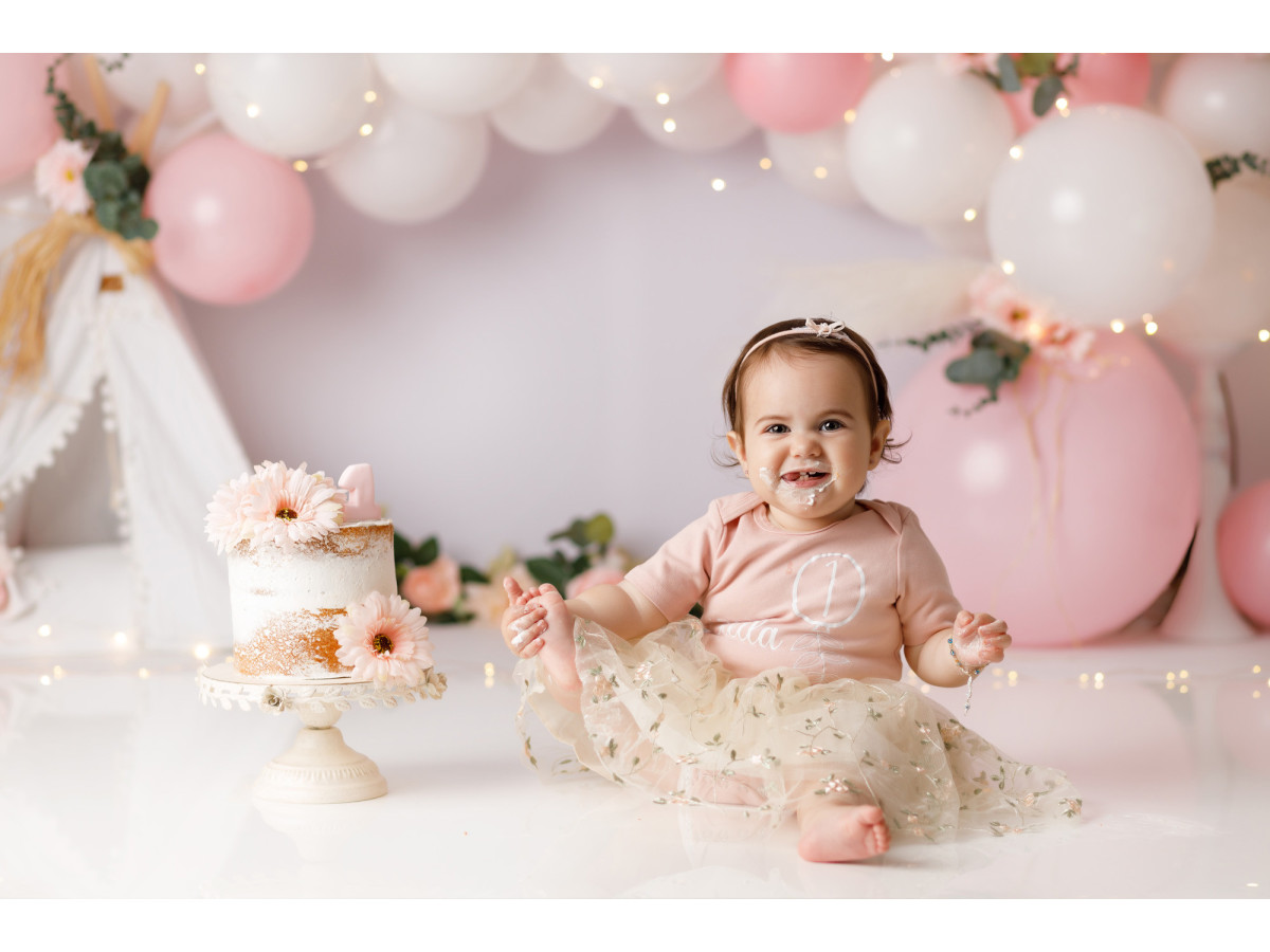 Baby & cake smash photo backdrop Margarette – pink and white balloon arch with teepee and flowers | Colors&Drops