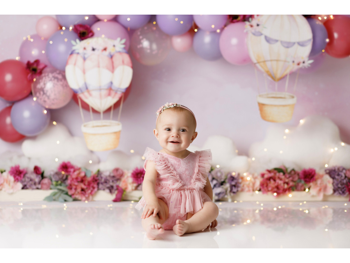 Baby & cake smash photo backdrop Magnifica – red and purple balloon arch with hot air balloons and flowers | Colors&Drops