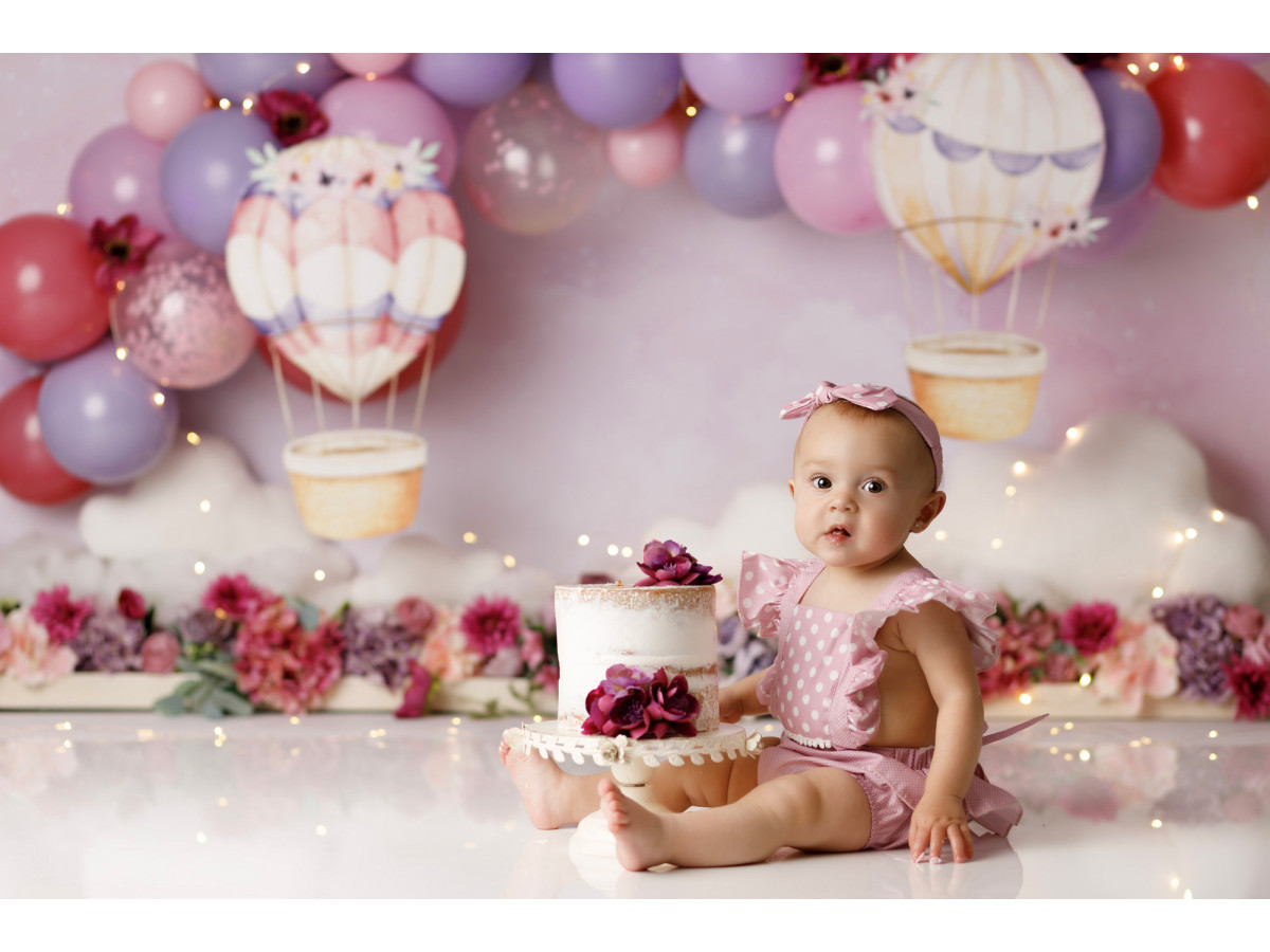 Baby & cake smash photo backdrop Magnifica – red and purple balloon arch with hot air balloons and flowers | Colors&Drops