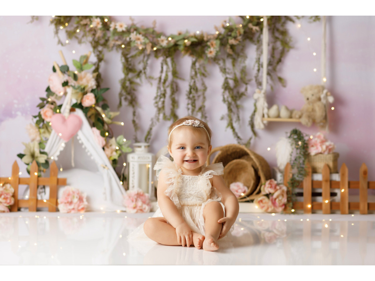 Baby & cake smash photo backdrop Shabby Love – pink wall with foliage garland, teepee and baskets | Colors&Drops